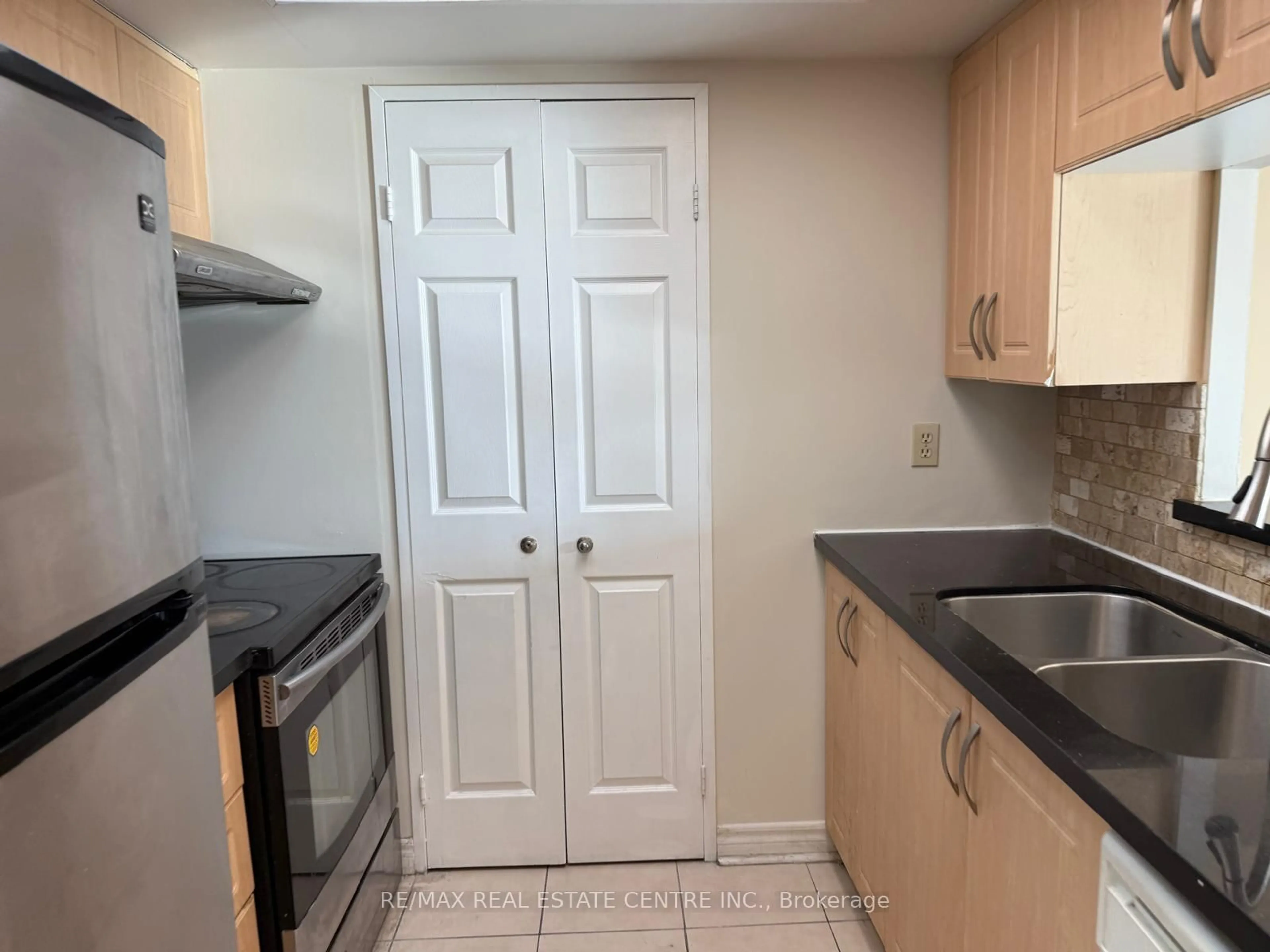 Standard kitchen, unknown for 285 Enfield Pl #1508, Mississauga Ontario L5B 3Y6