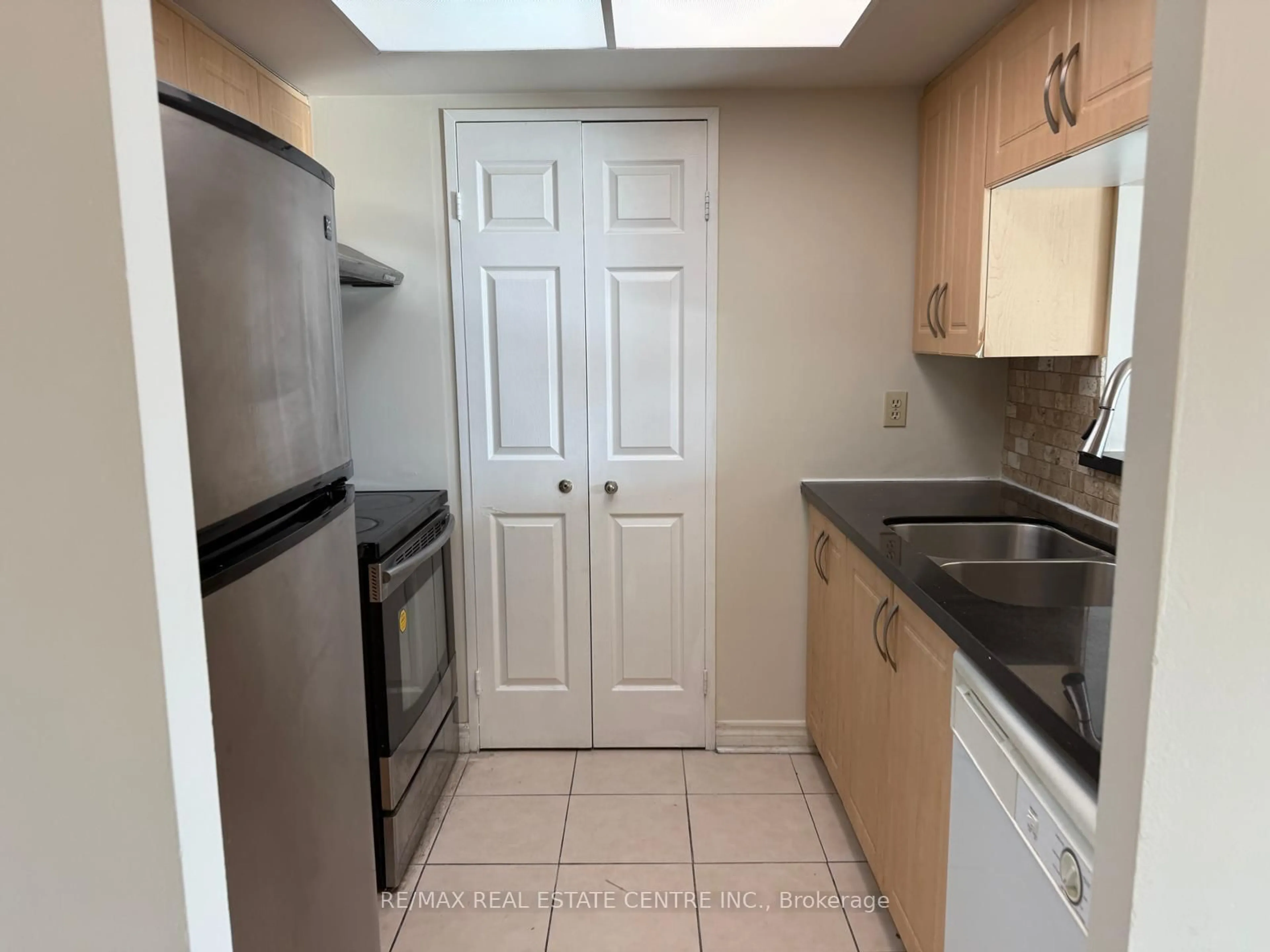 Standard kitchen, unknown for 285 Enfield Pl #1508, Mississauga Ontario L5B 3Y6