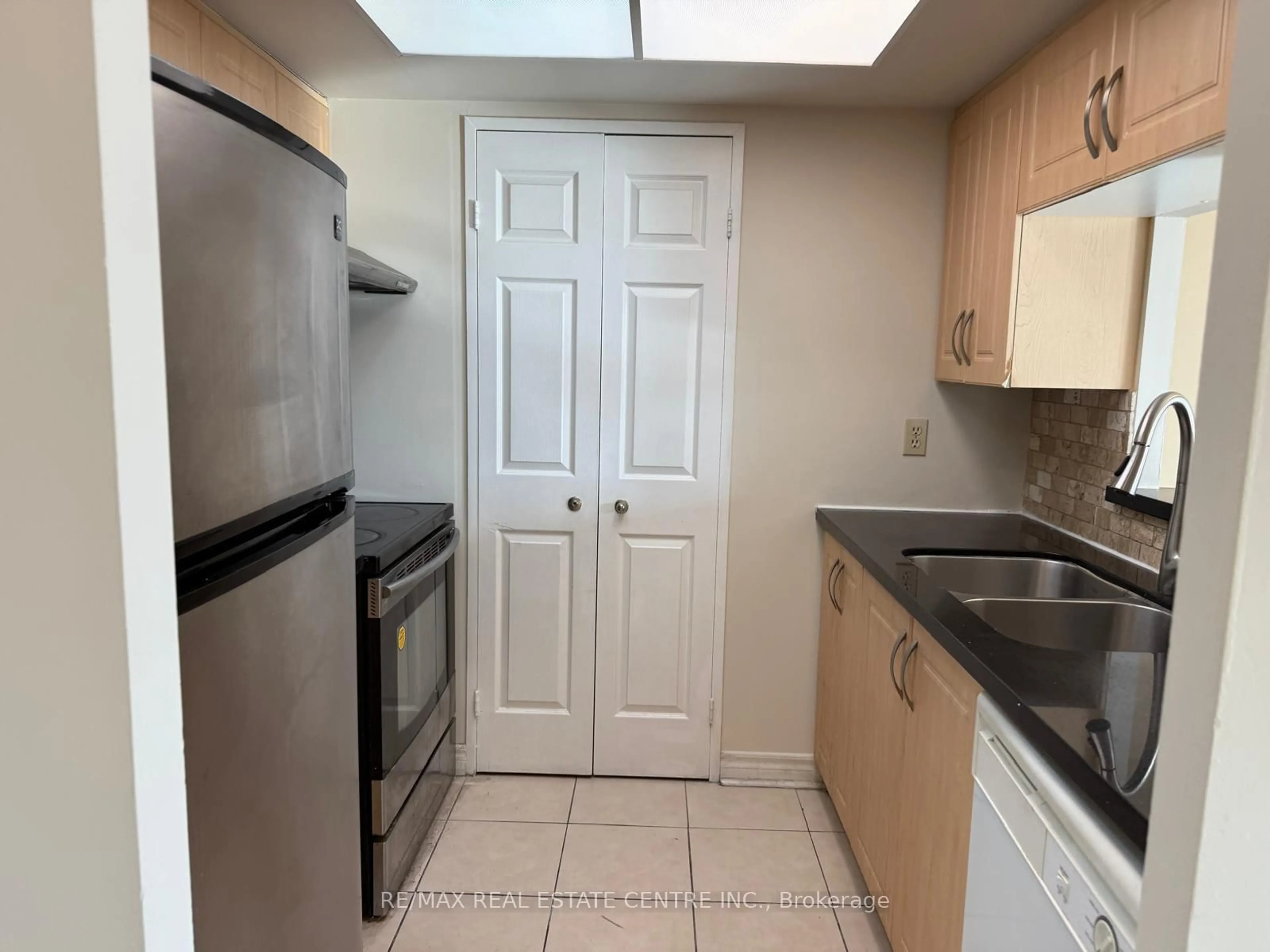 Standard kitchen, unknown for 285 Enfield Pl #1508, Mississauga Ontario L5B 3Y6