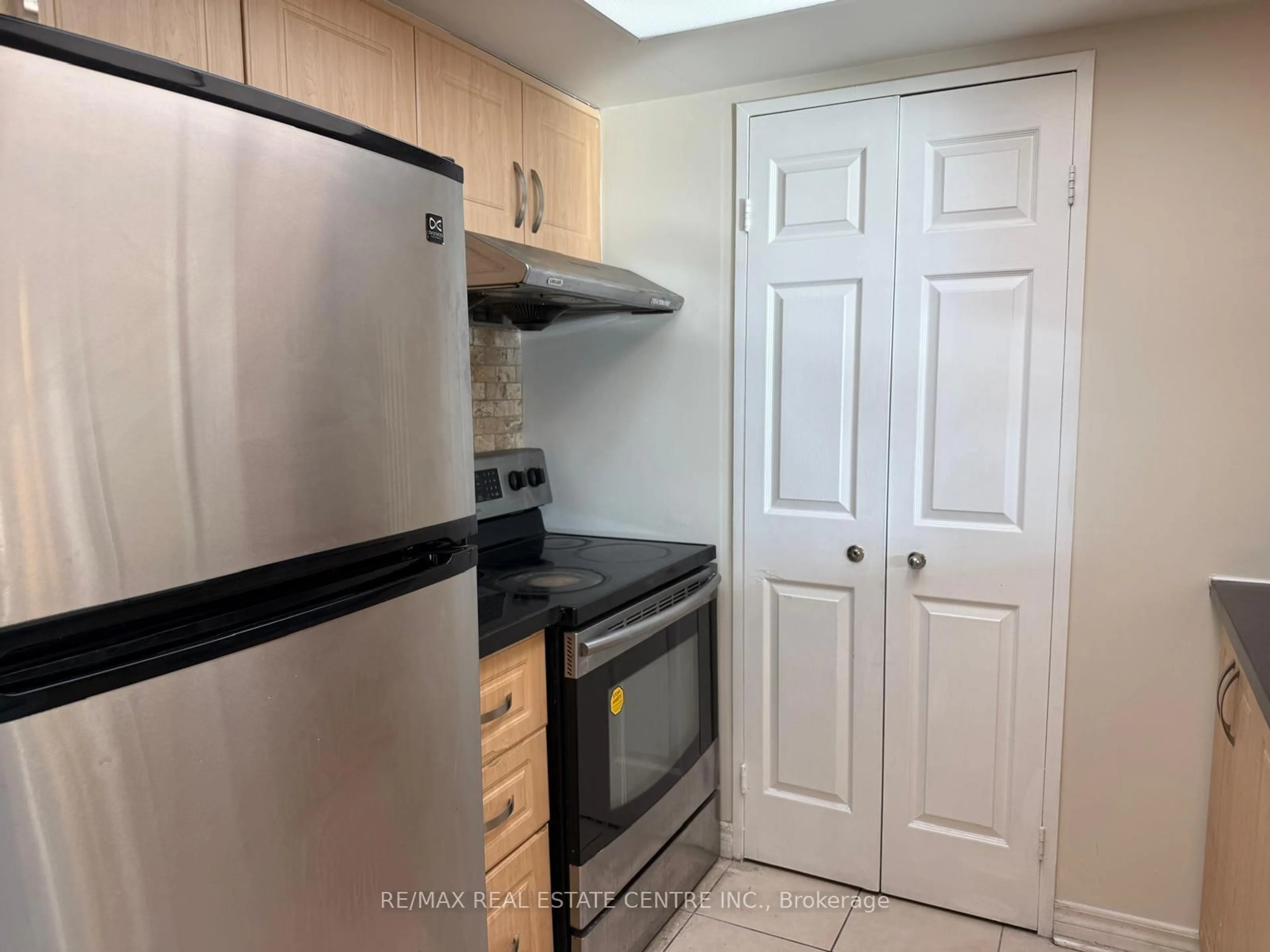 Standard kitchen, unknown for 285 Enfield Pl #1508, Mississauga Ontario L5B 3Y6