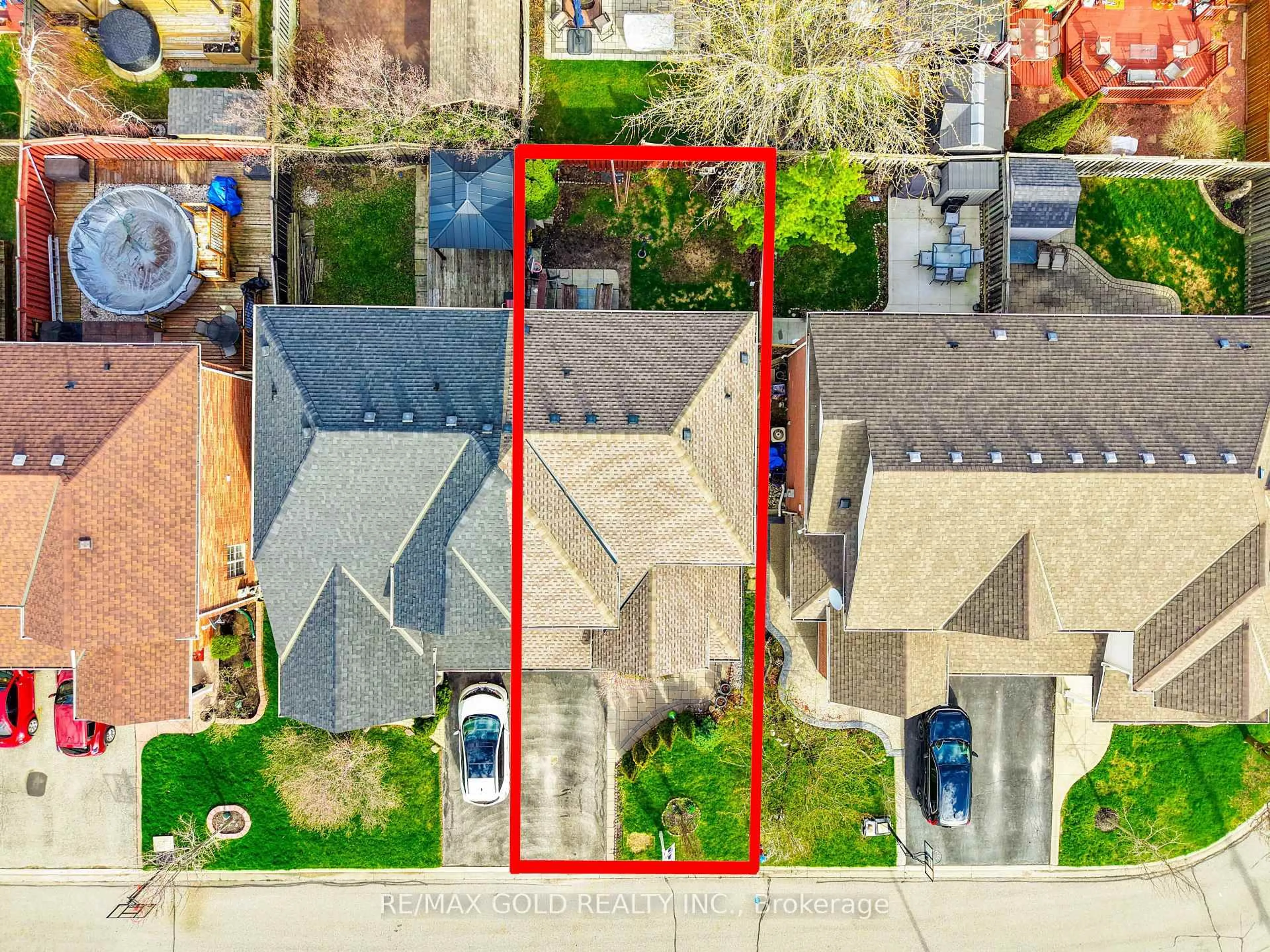 A pic from outside/outdoor area/front of a property/back of a property/a pic from drone, street for 1645 Gowling Terr, Milton Ontario L9T 5J6