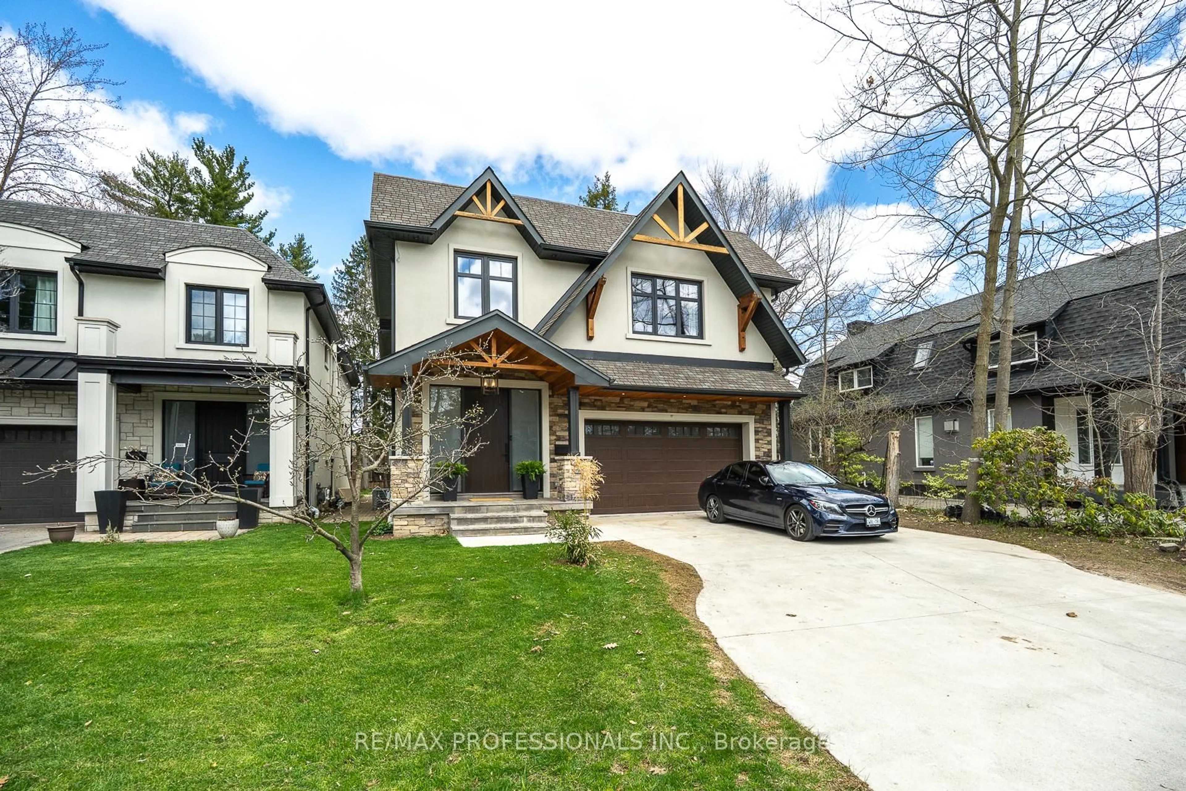 Home with brick exterior material, street for 1039 Lorne Park Rd, Mississauga Ontario L5H 2Z9