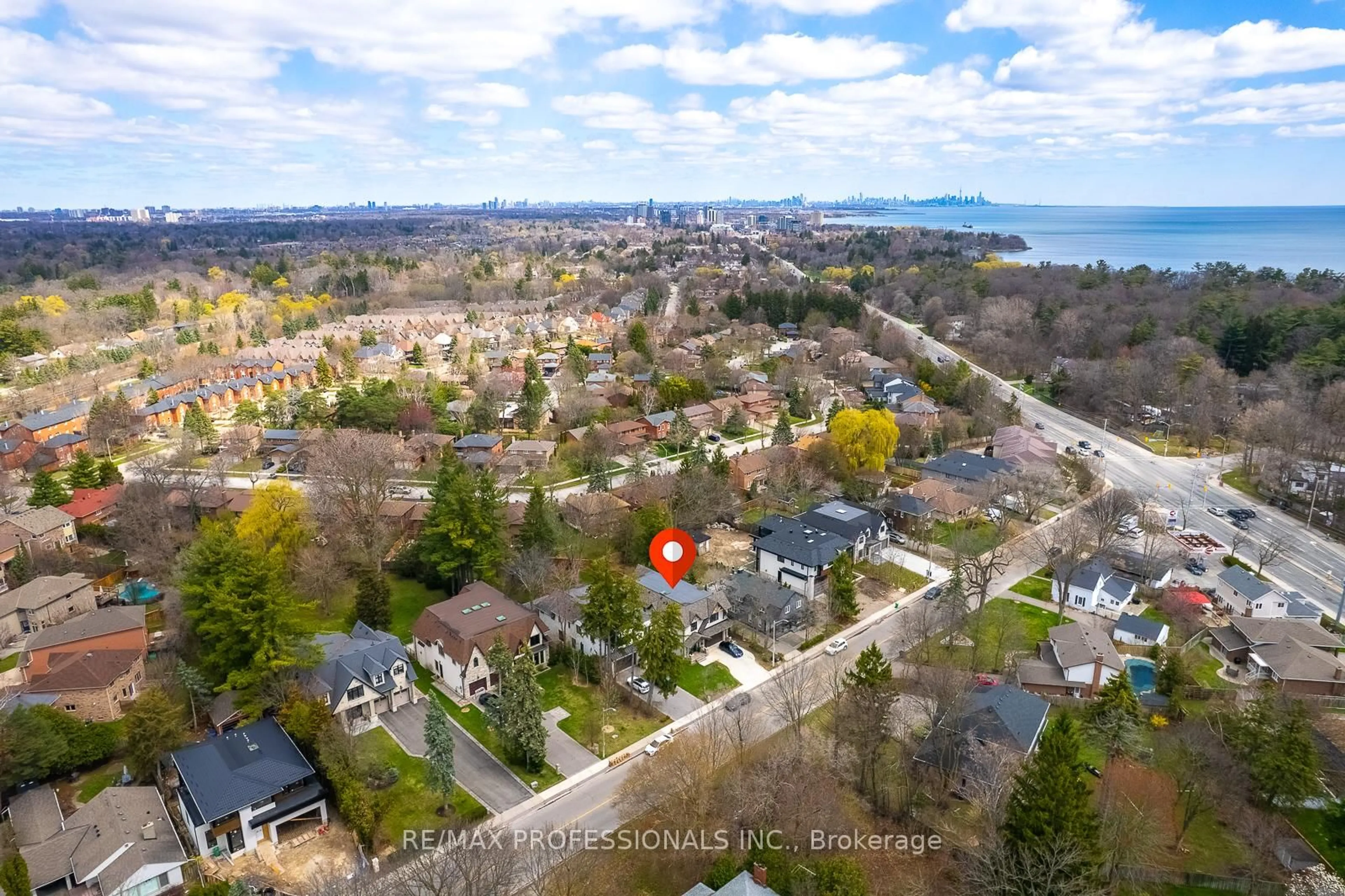 A pic from outside/outdoor area/front of a property/back of a property/a pic from drone, water/lake/river/ocean view for 1039 Lorne Park Rd, Mississauga Ontario L5H 2Z9