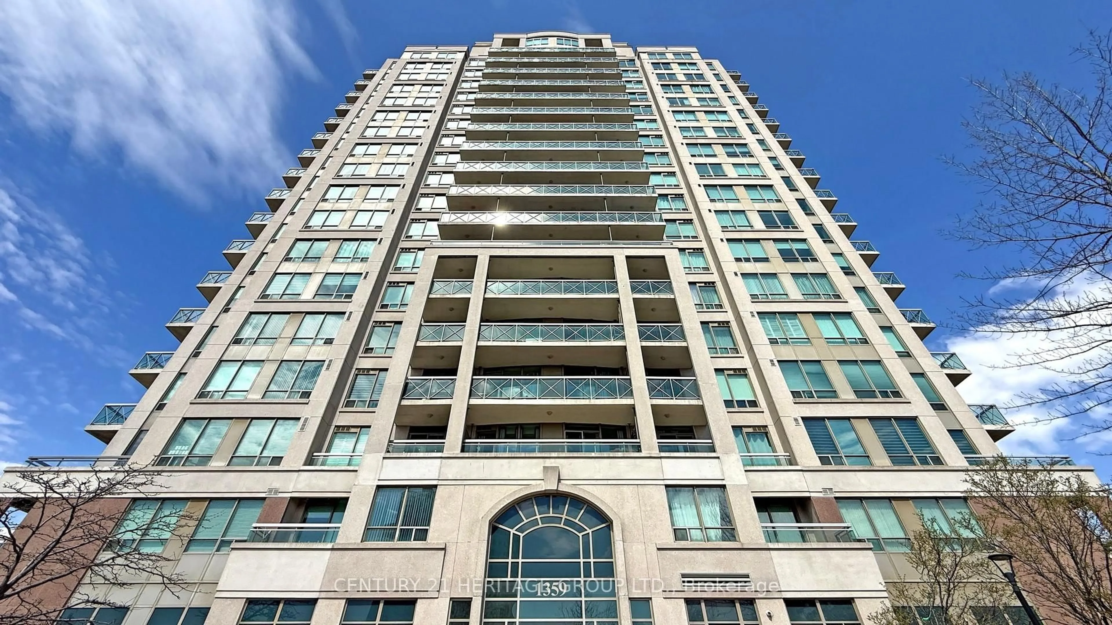 Indoor foyer for 1359 Rathburn Rd #405, Mississauga Ontario L4W 5P7