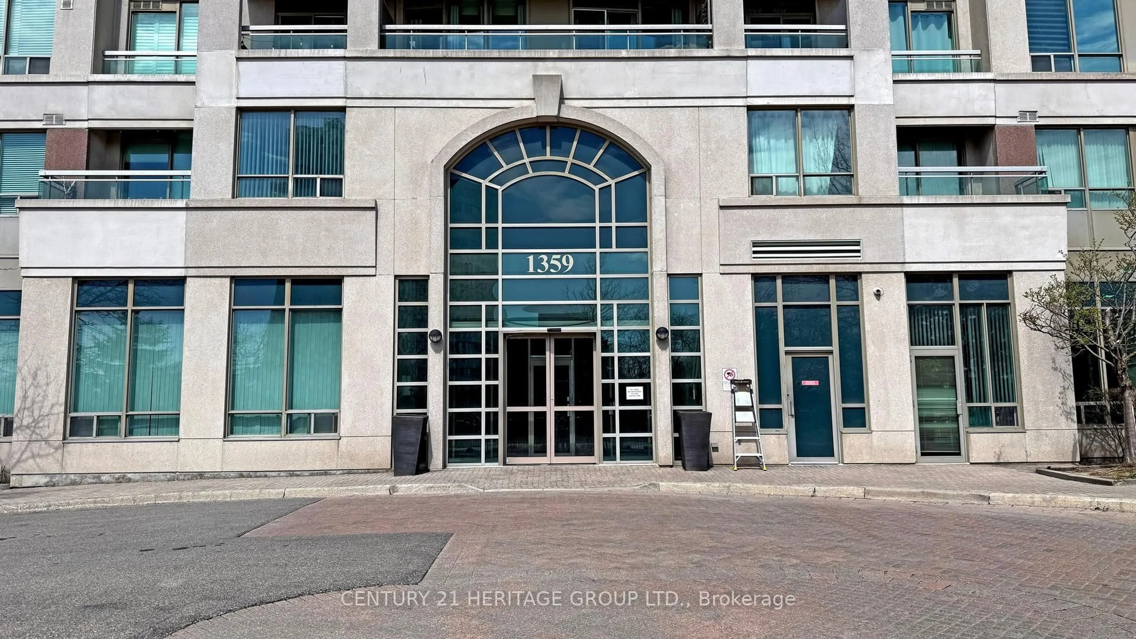 Indoor foyer for 1359 Rathburn Rd #405, Mississauga Ontario L4W 5P7