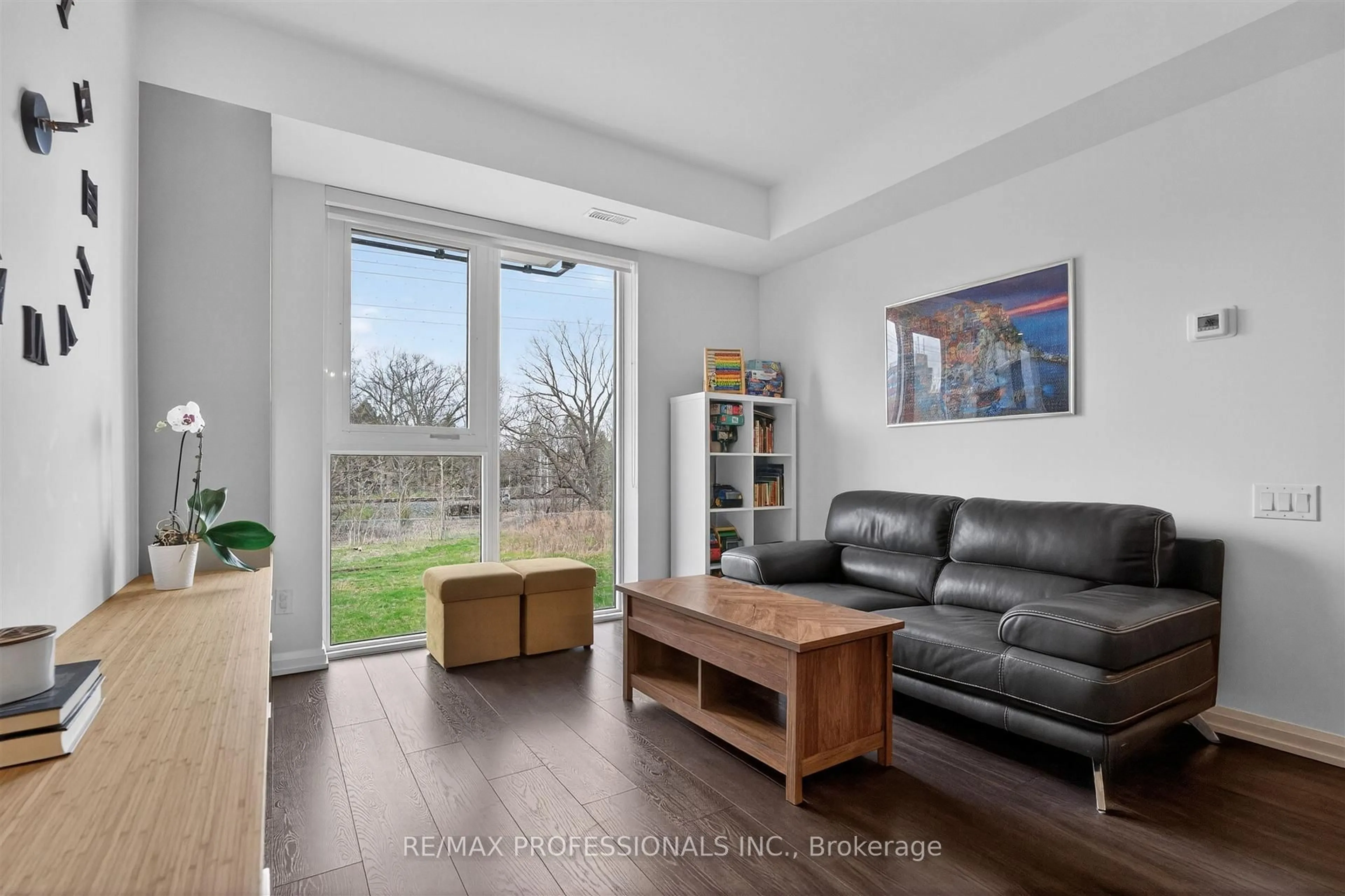 Living room with furniture, wood/laminate floor for 10 Brin Dr #TH48, Toronto Ontario M8X 0B3