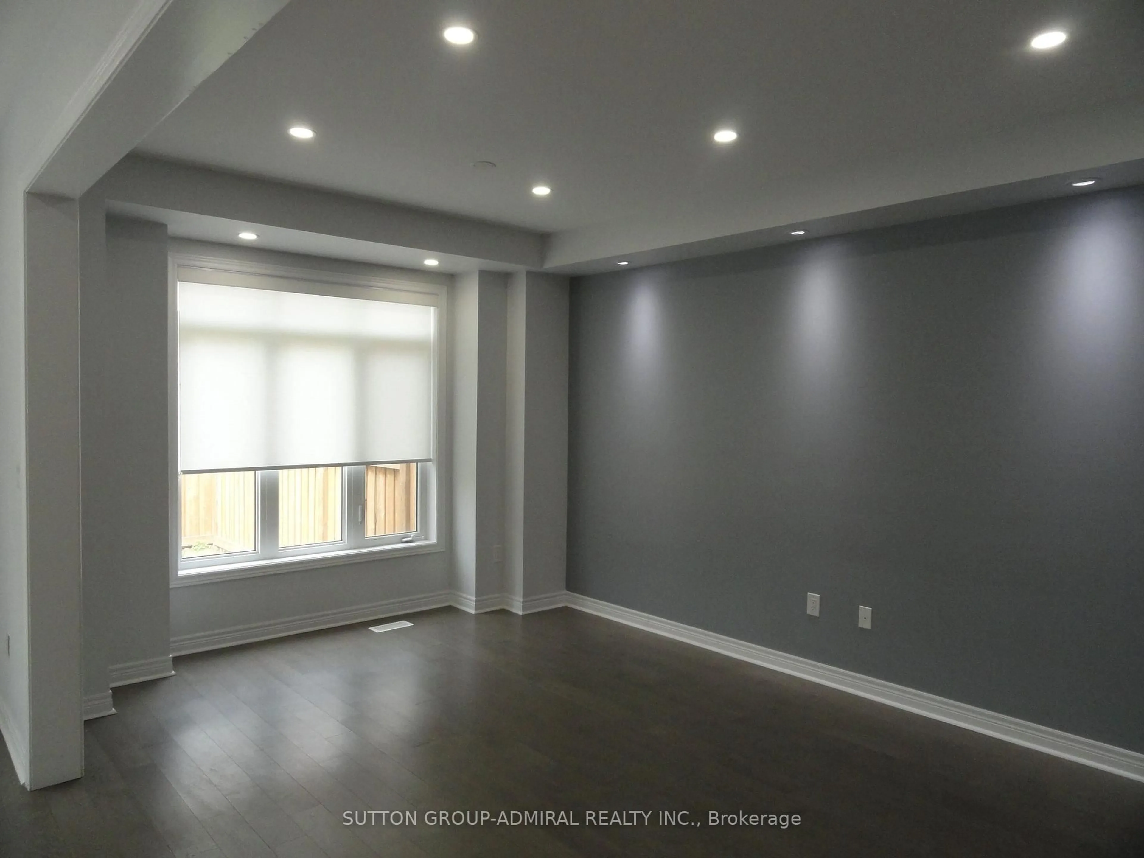 A pic of a room for 121 Marigold Gardens, Oakville Ontario L6H 0X1