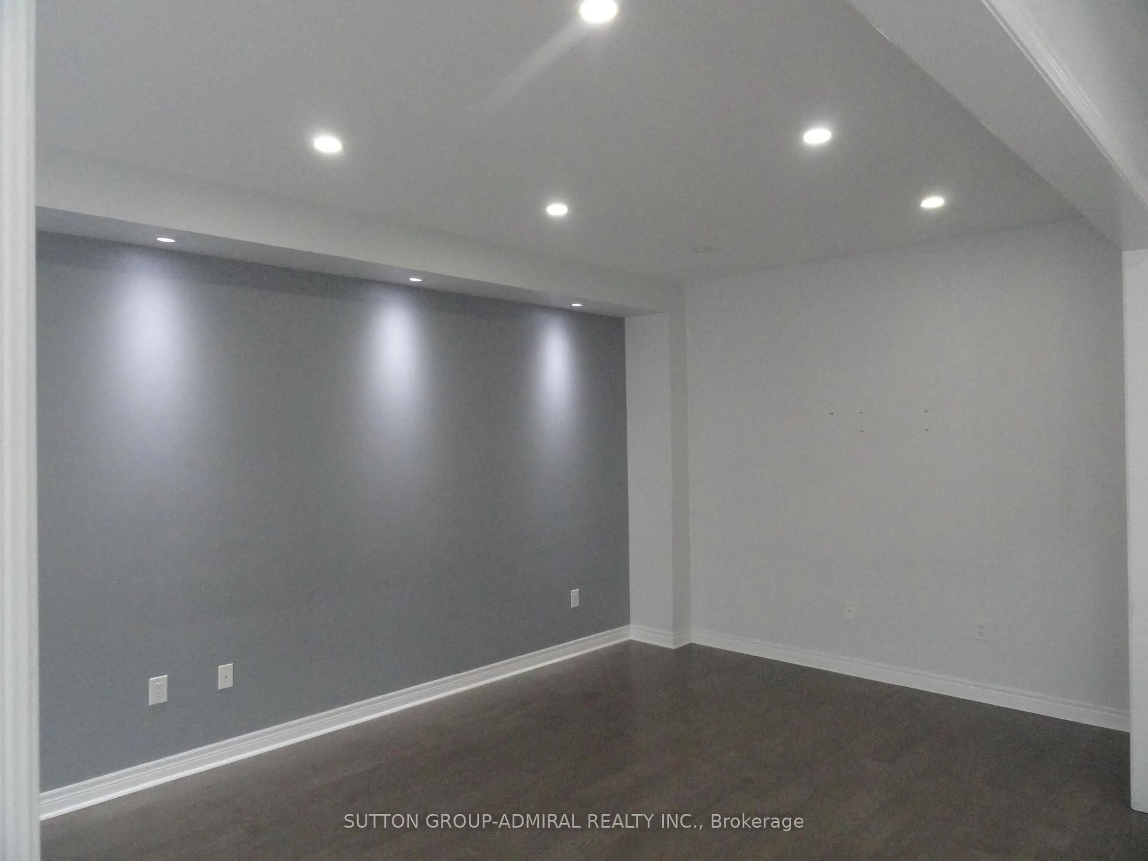 A pic of a room for 121 Marigold Gardens, Oakville Ontario L6H 0X1