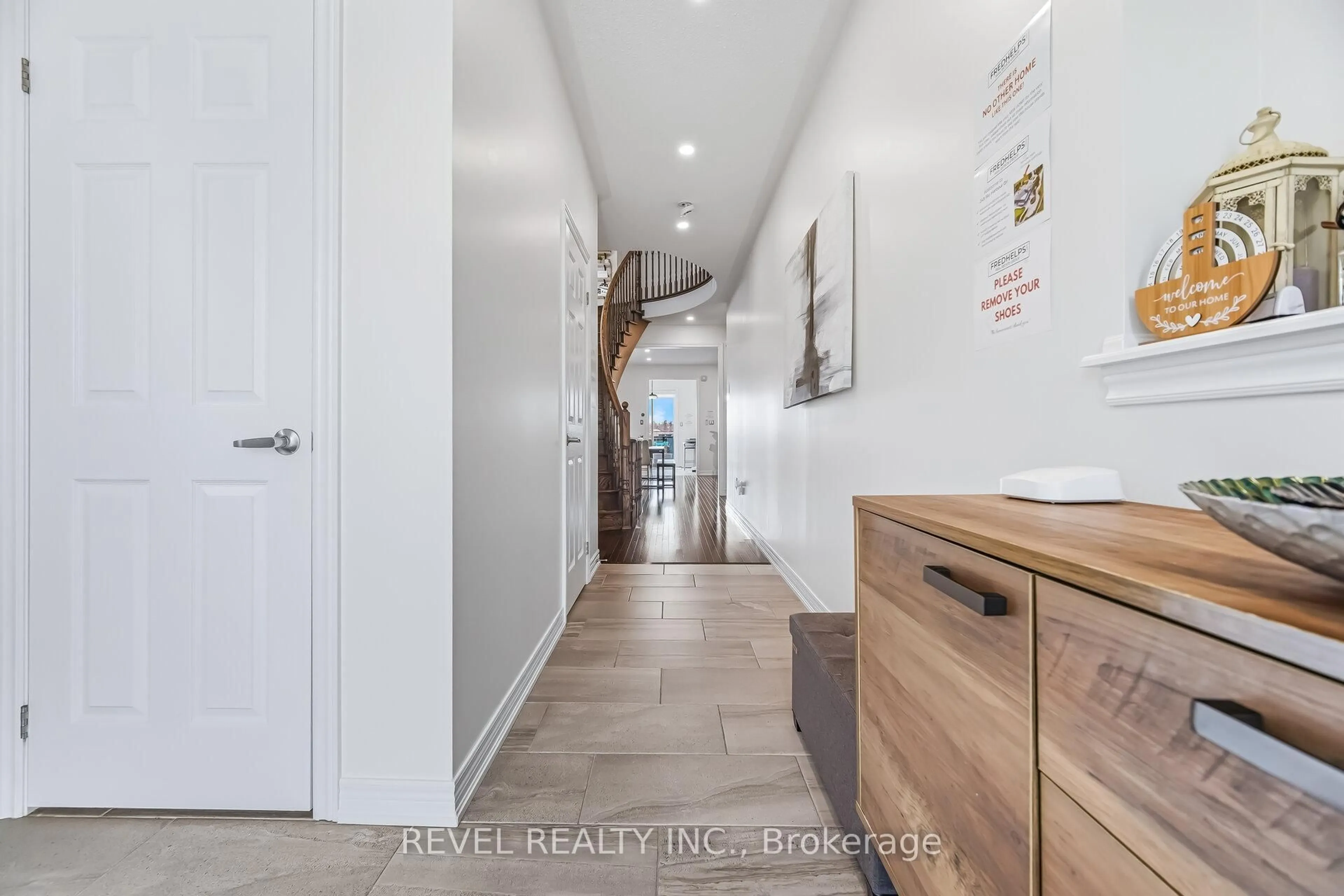 Indoor entryway for 248 Sky Harbour Dr, Brampton Ontario L6Y 2Z7