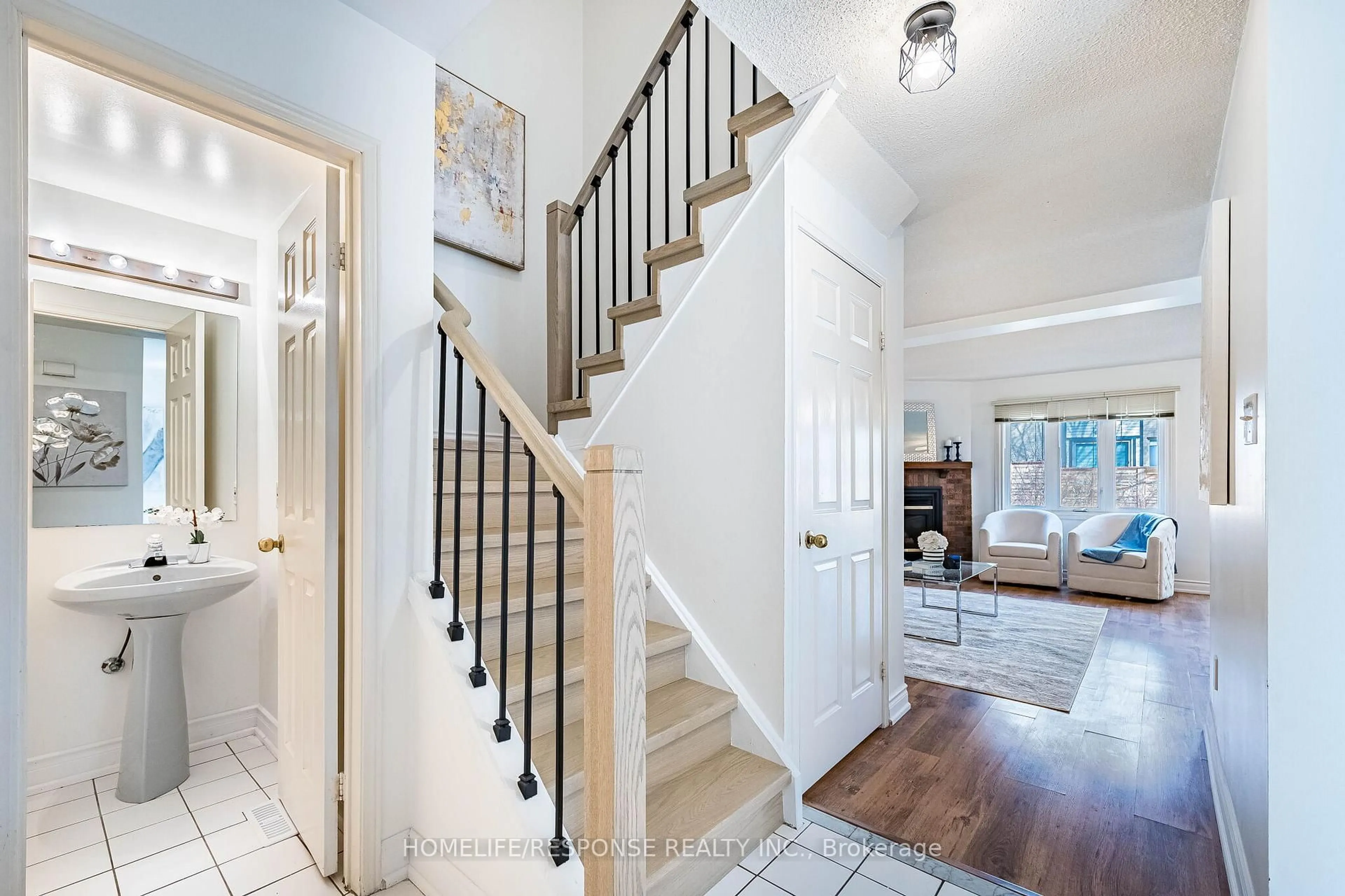 Indoor entryway for 2275 Credit Valley Rd #78, Mississauga Ontario L5M 4N5