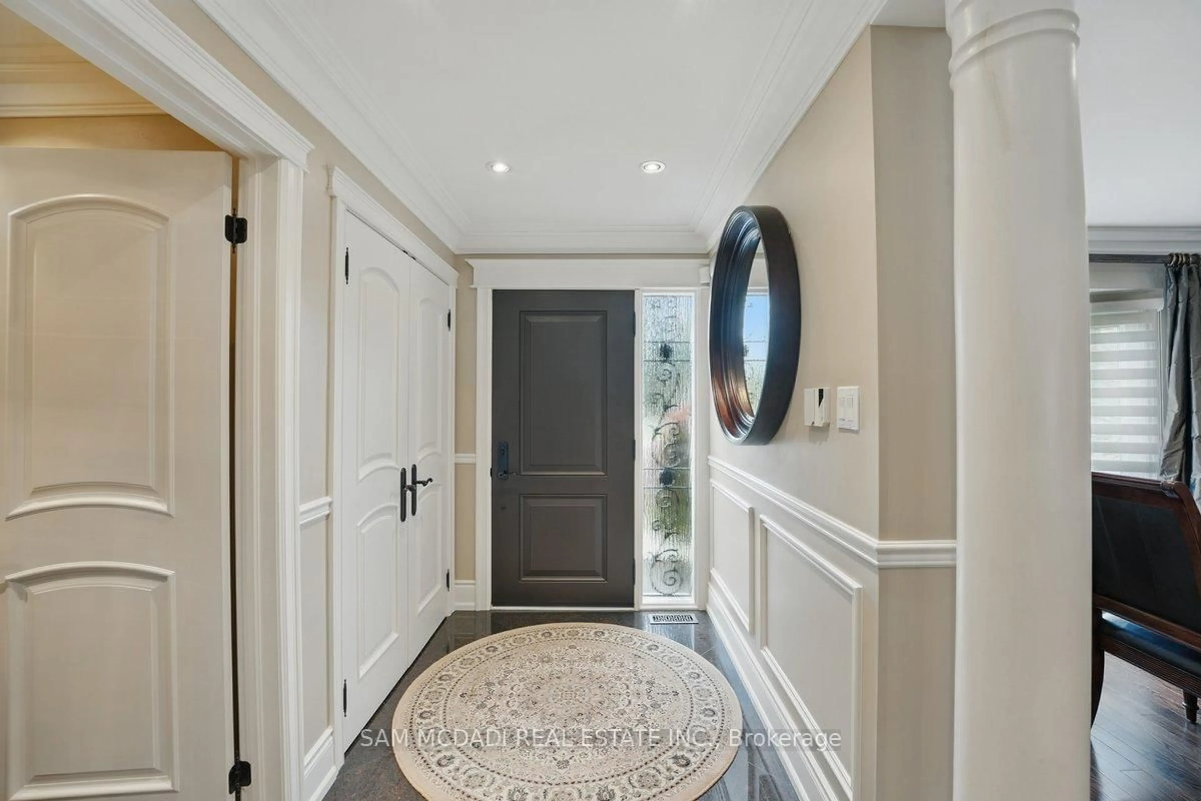 Indoor entryway for 215 Anastasia Terr, Mississauga Ontario L5B 3A5