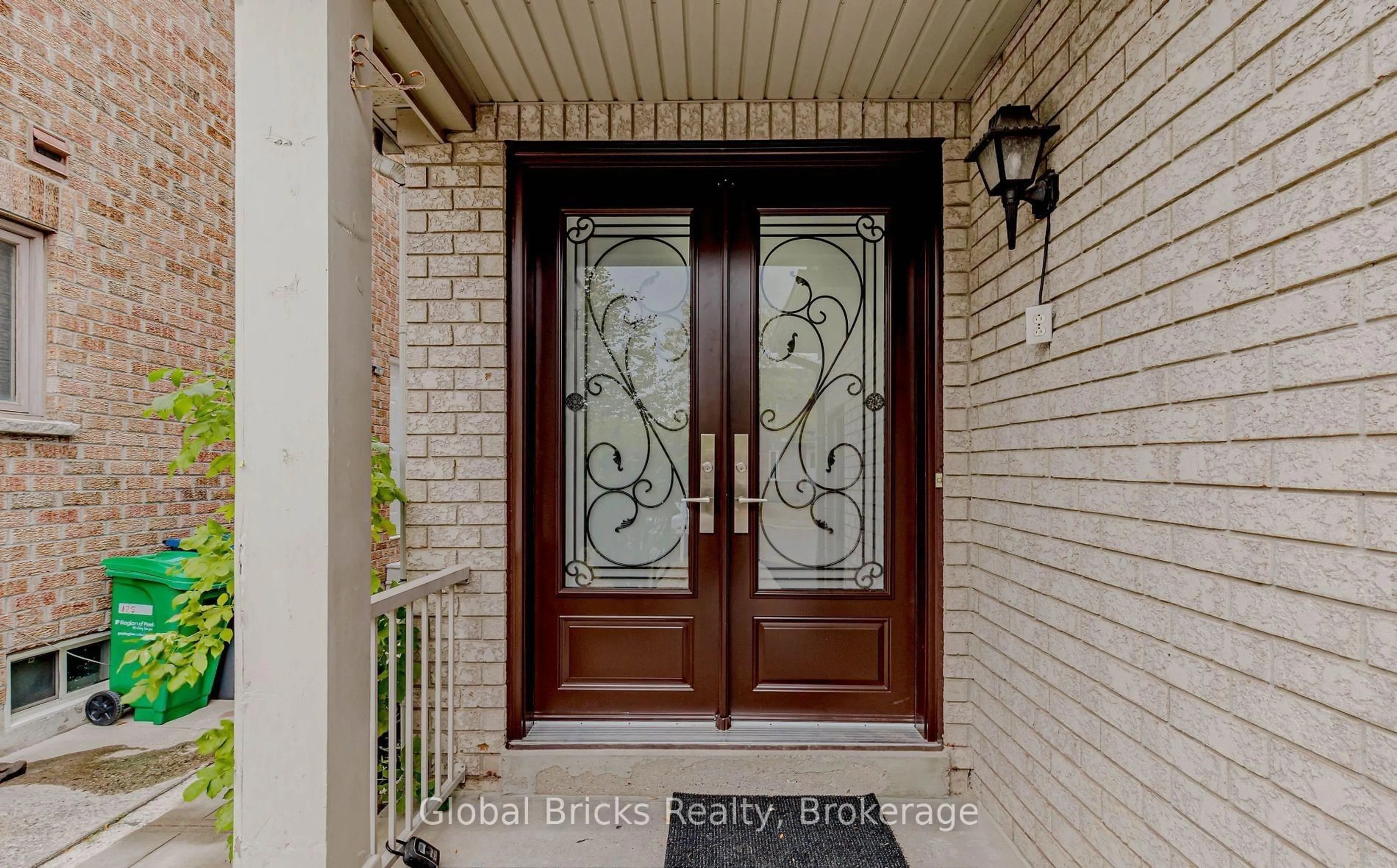 Indoor entryway for 123 Morningmist St, Brampton Ontario L6R 2A9