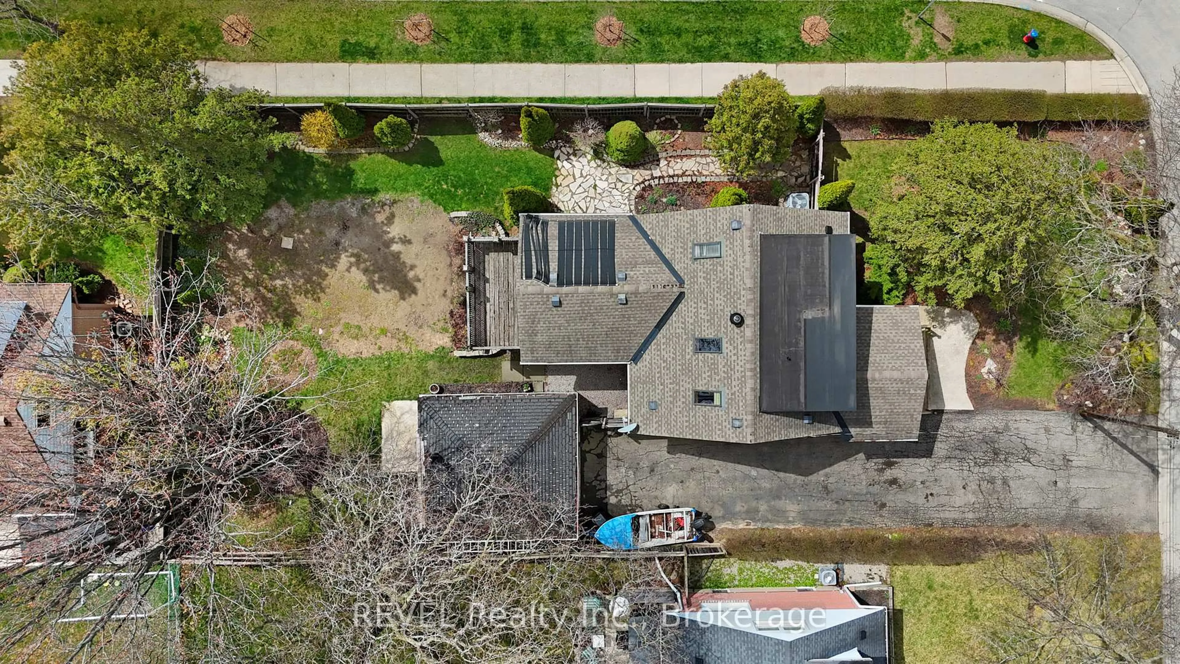 A pic from outside/outdoor area/front of a property/back of a property/a pic from drone, unknown for 1367 St Marys Cres, Burlington Ontario L7P 1S1