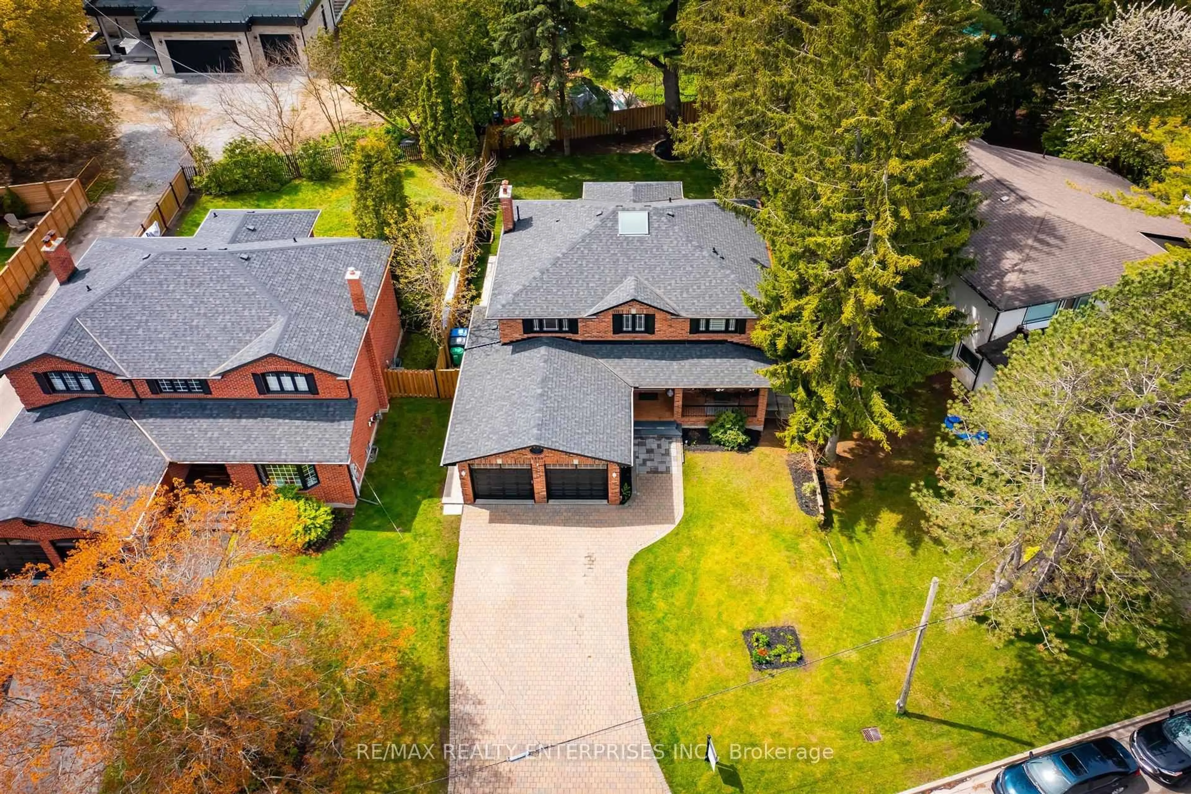 A pic from outside/outdoor area/front of a property/back of a property/a pic from drone, street for 1264 Kane Rd, Mississauga Ontario L5H 2M3