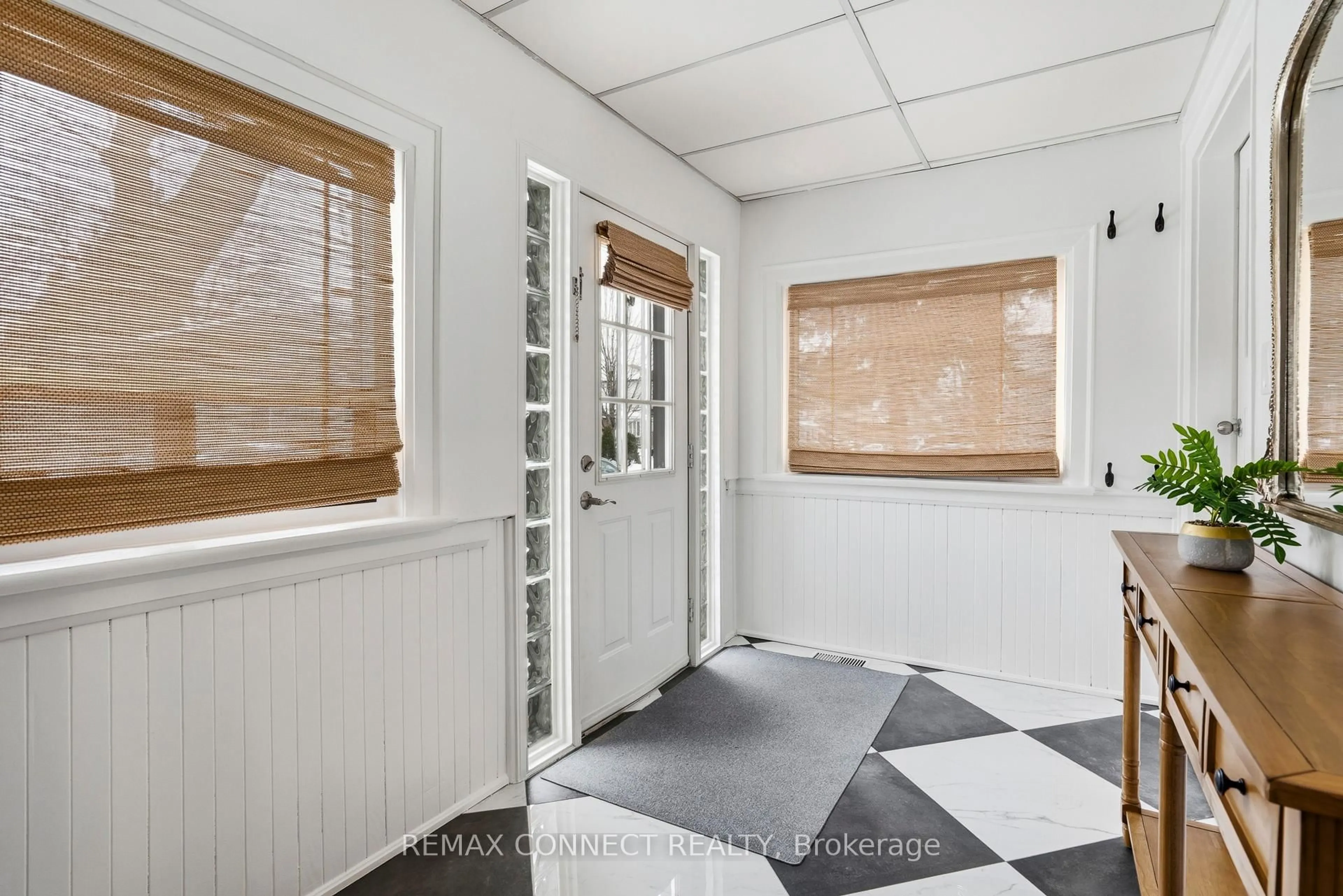 Indoor entryway for 60 Woodbury Rd, Toronto Ontario M8W 1X7