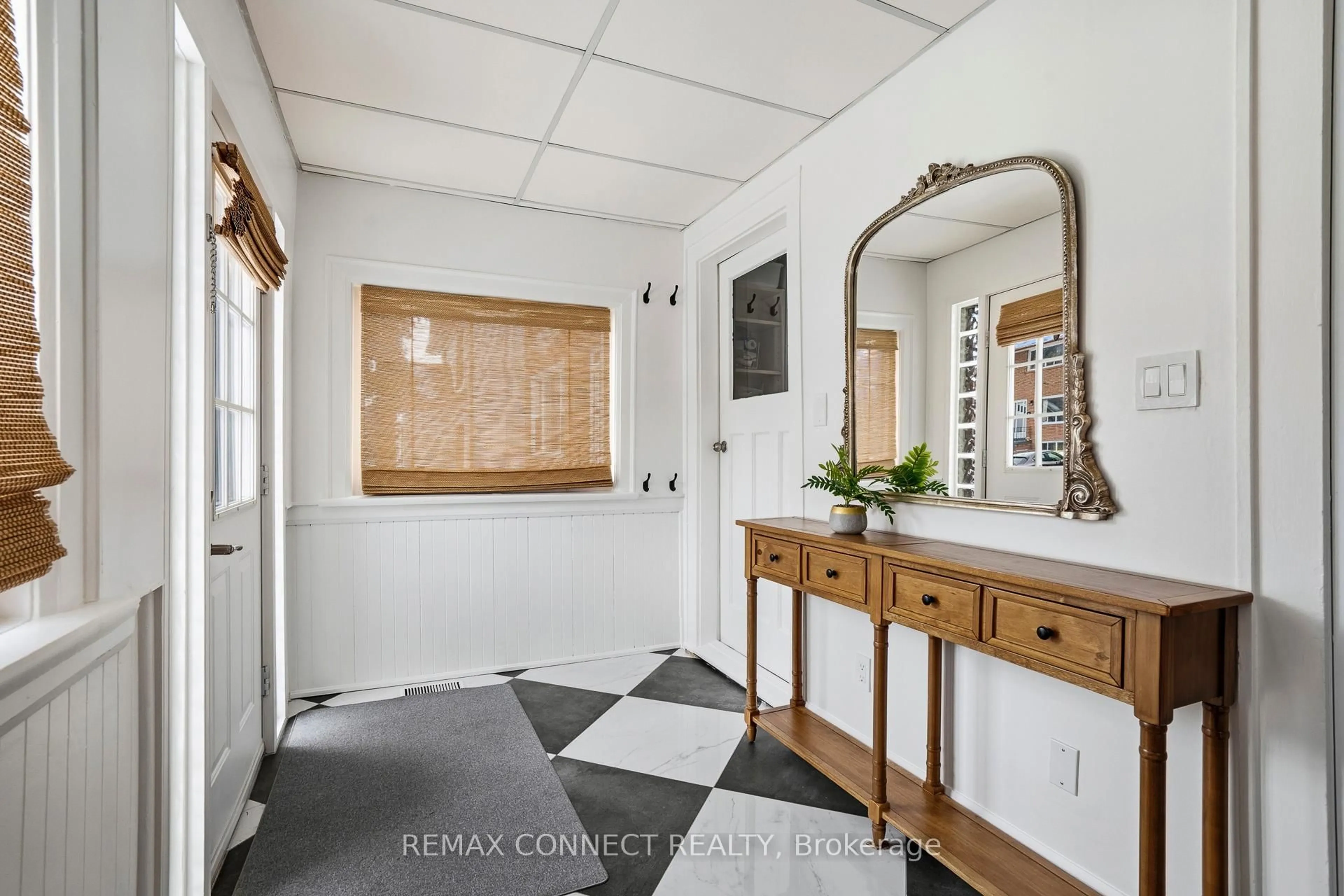 Indoor entryway for 60 Woodbury Rd, Toronto Ontario M8W 1X7