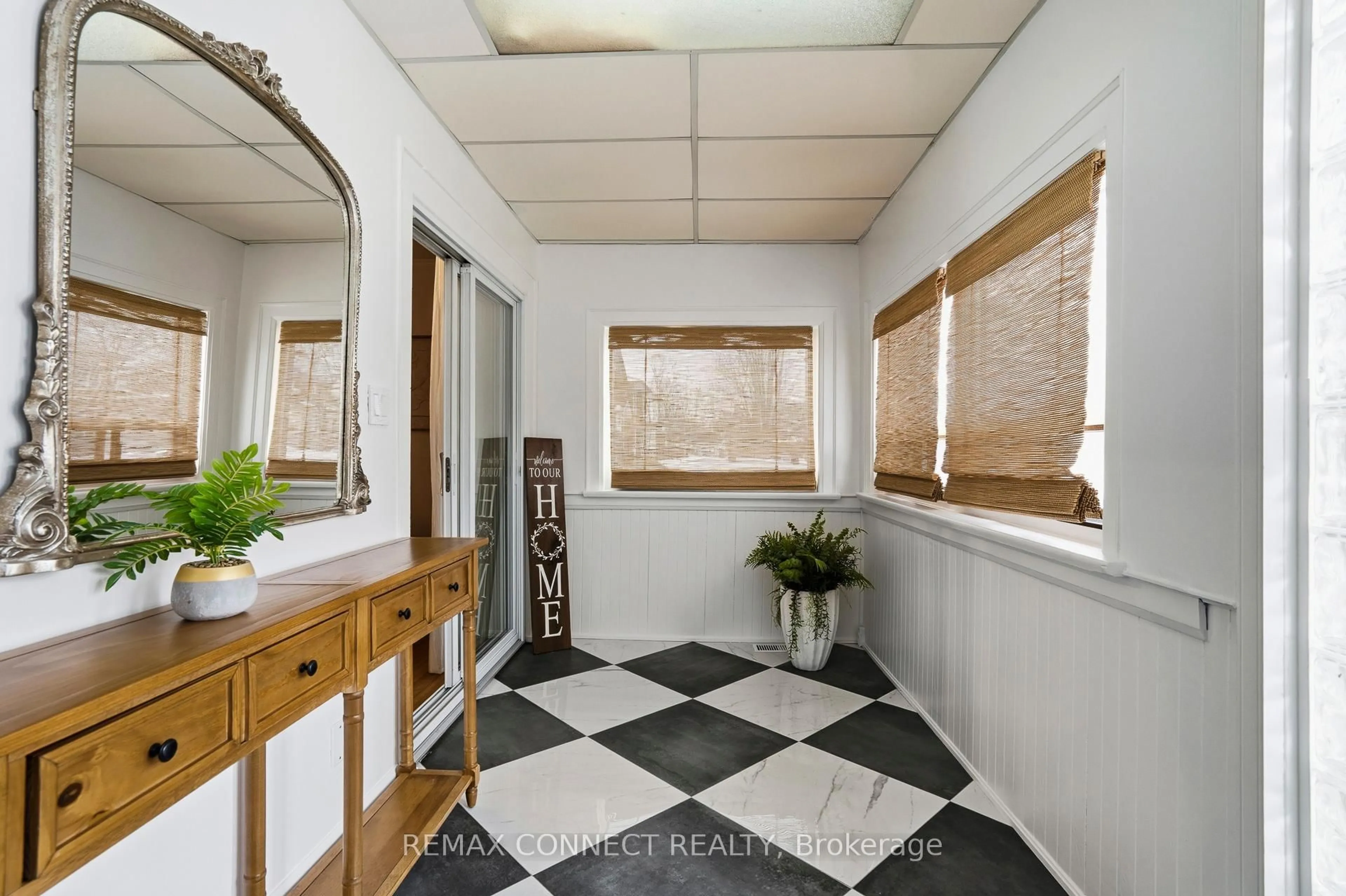 Indoor entryway for 60 Woodbury Rd, Toronto Ontario M8W 1X7