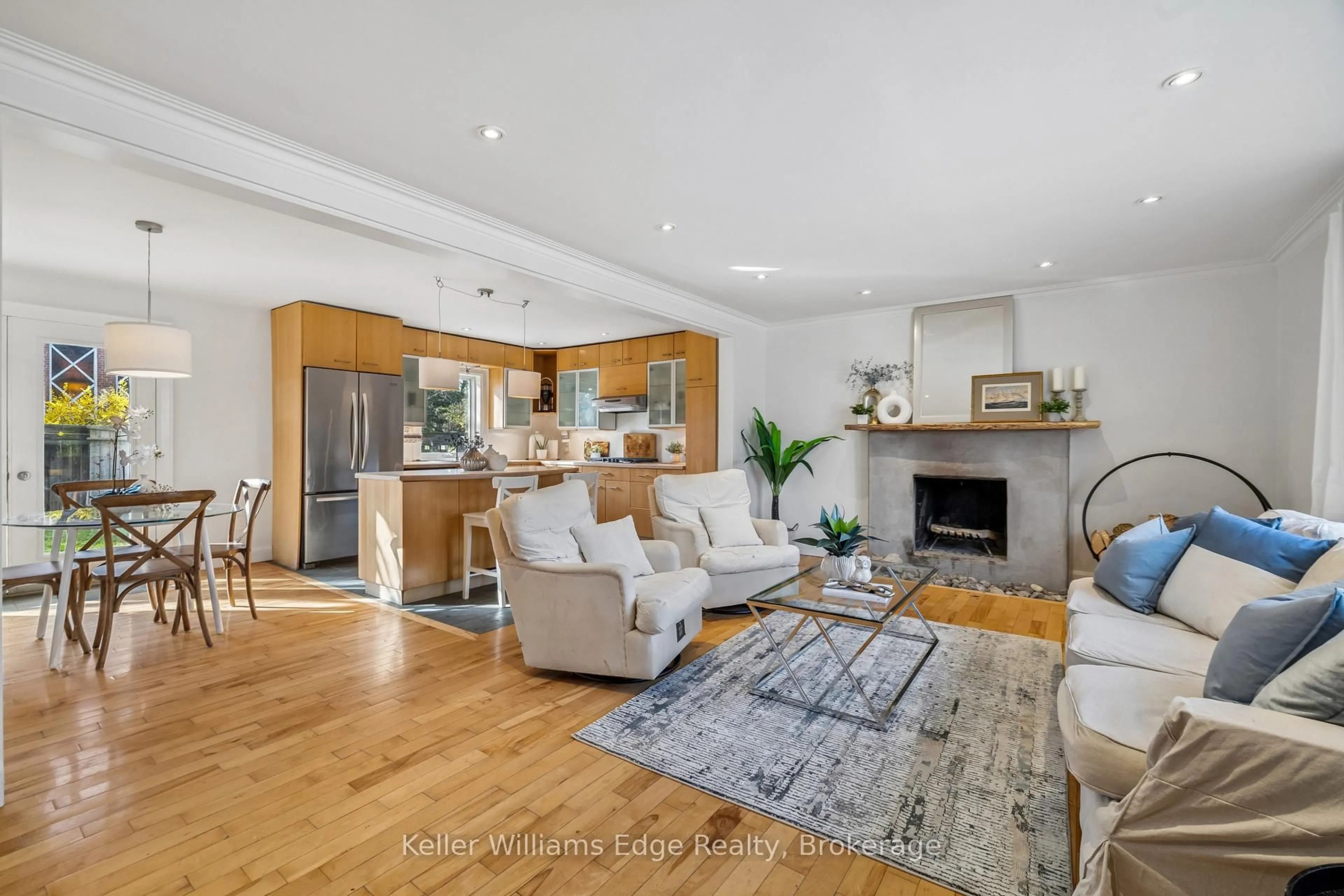 Living room with furniture, wood/laminate floor for 7 Washington Ave, Oakville Ontario L6K 1W5