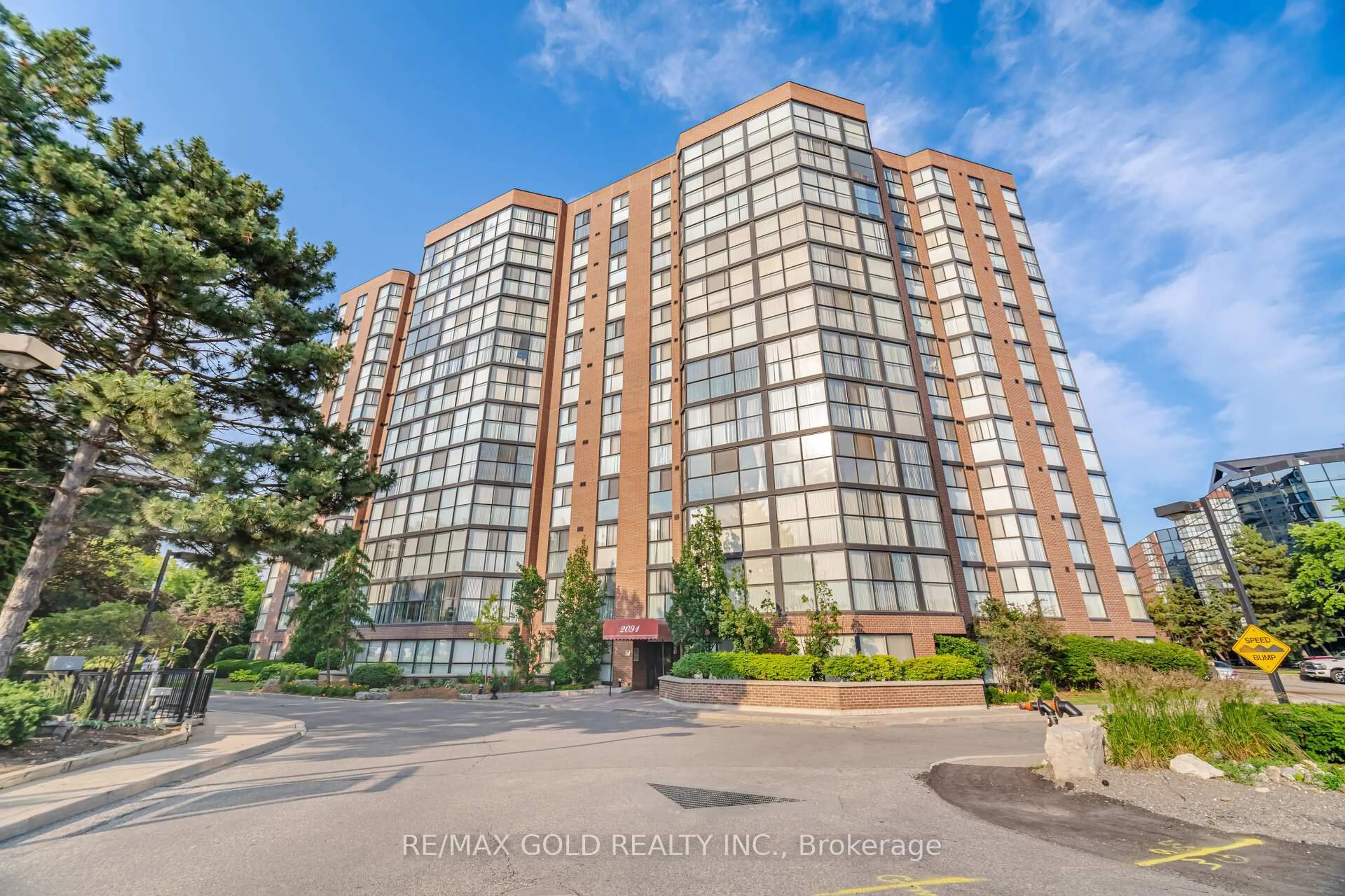 A pic from outside/outdoor area/front of a property/back of a property/a pic from drone, building for 2091 Hurontario St #908, Mississauga Ontario L5A 4E6