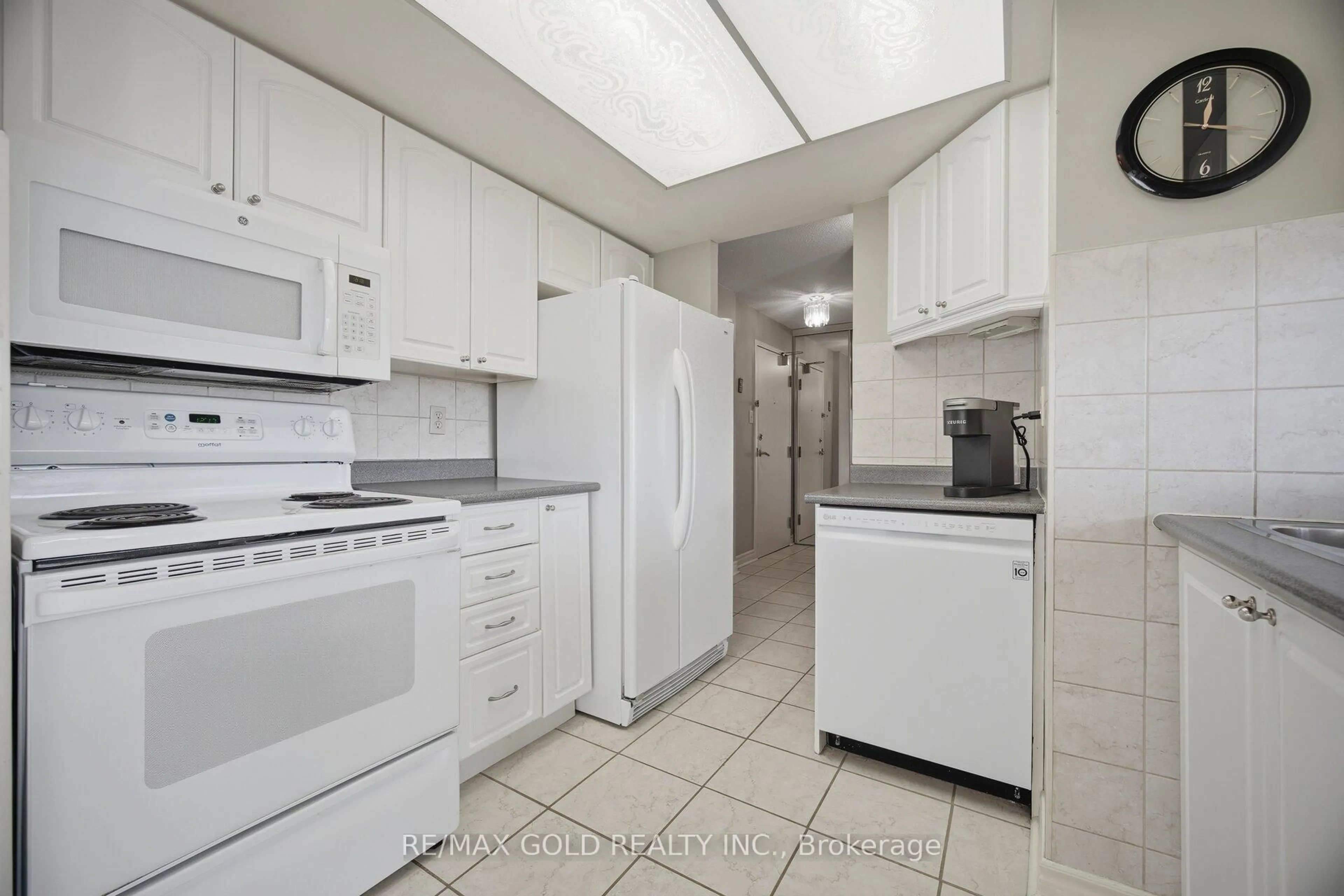 Standard kitchen, ceramic/tile floor for 2091 Hurontario St #908, Mississauga Ontario L5A 4E6