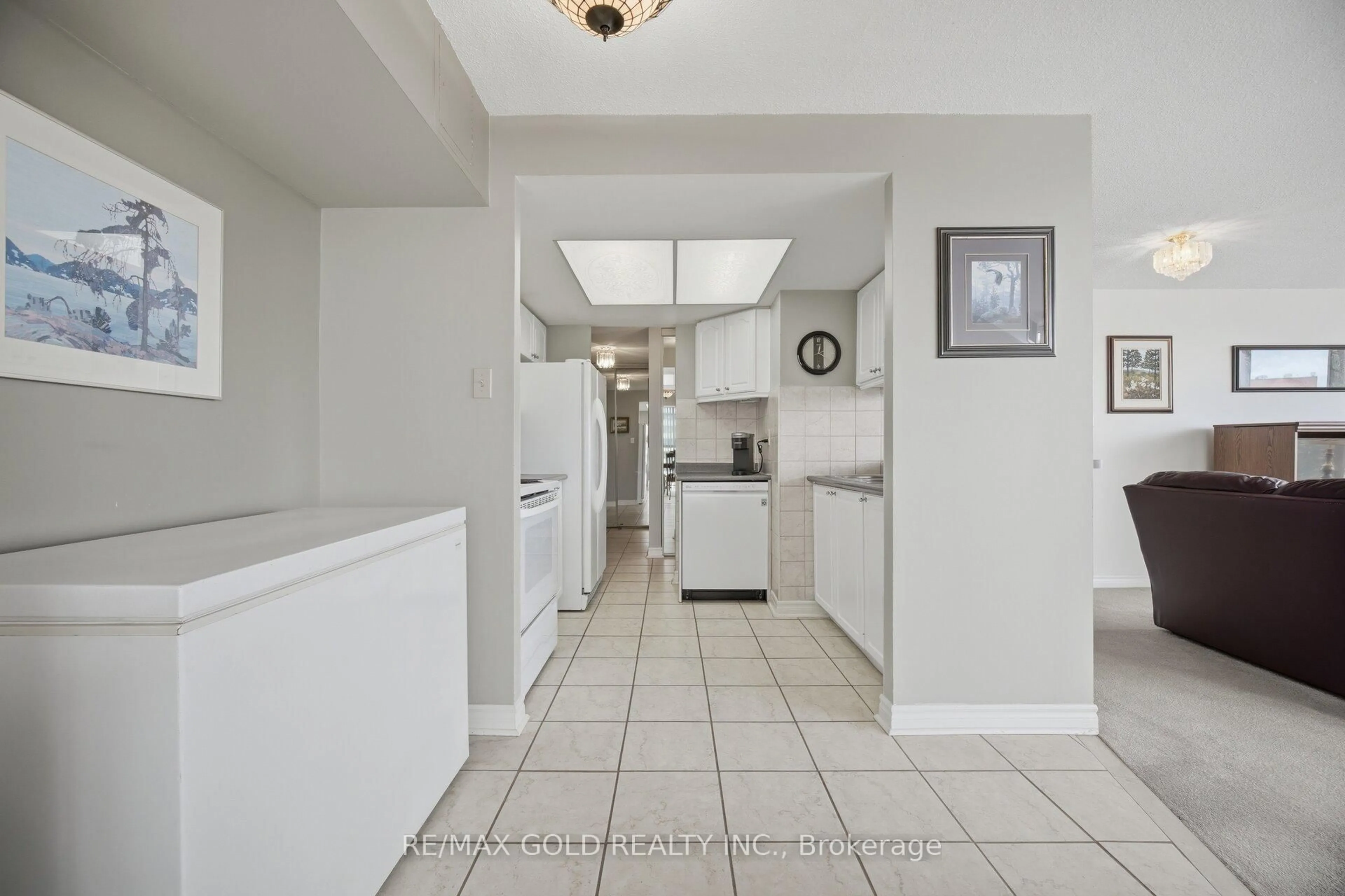 Indoor foyer for 2091 Hurontario St #908, Mississauga Ontario L5A 4E6