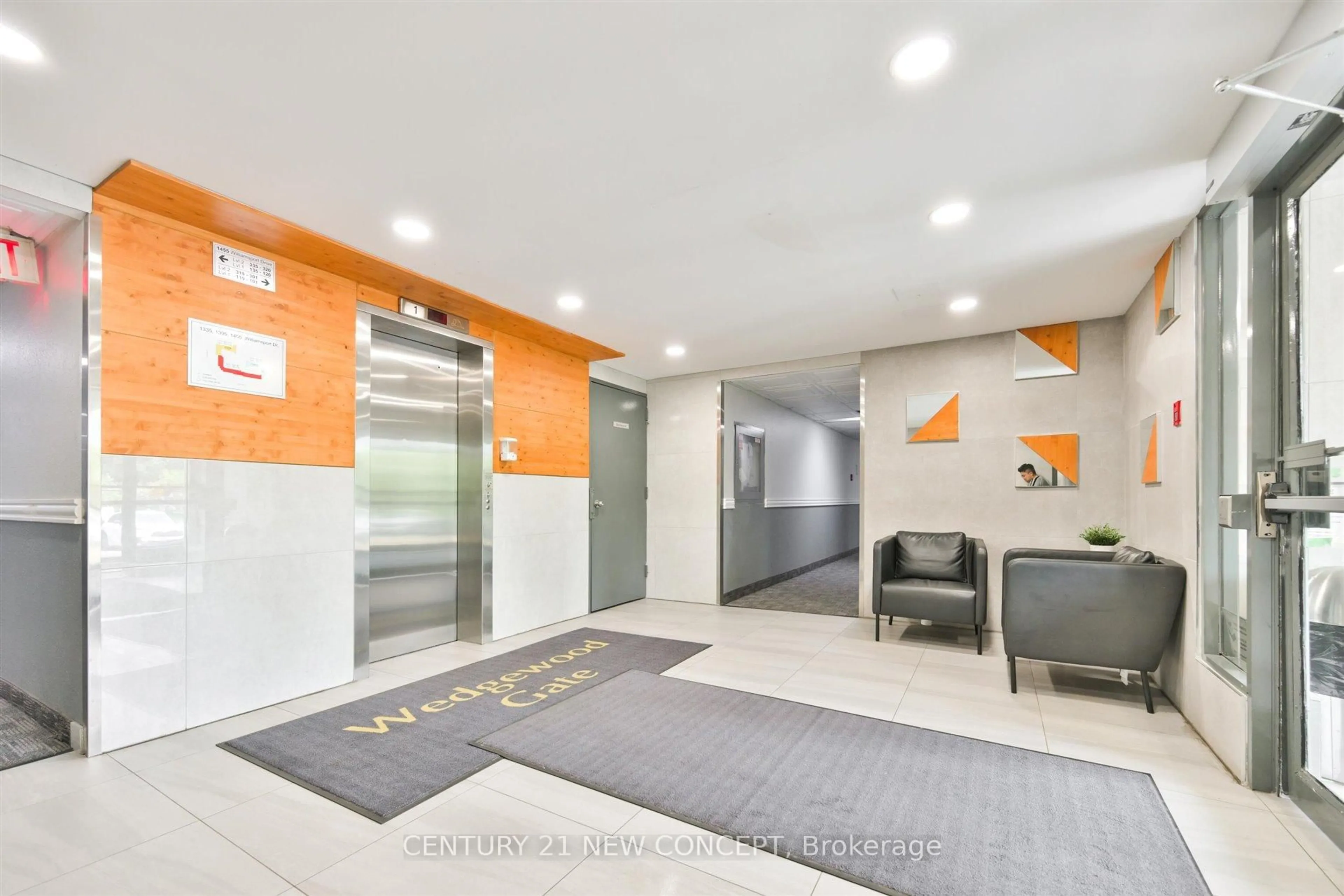 Indoor foyer for 1455 Williamsport Dr #112, Mississauga Ontario L4X 2T5