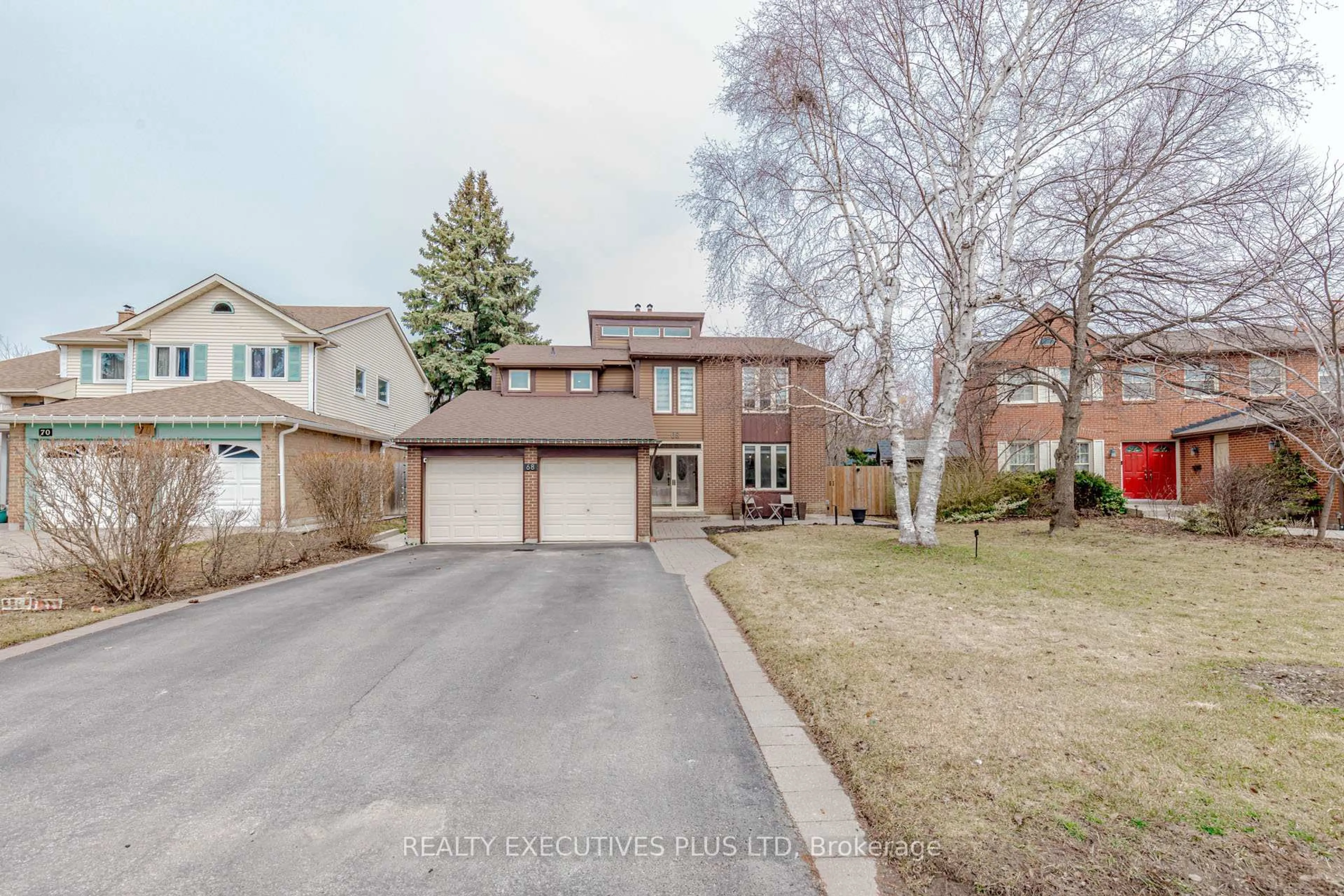 A pic from outside/outdoor area/front of a property/back of a property/a pic from drone, street for 68 Leander St, Brampton Ontario L6S 3M7