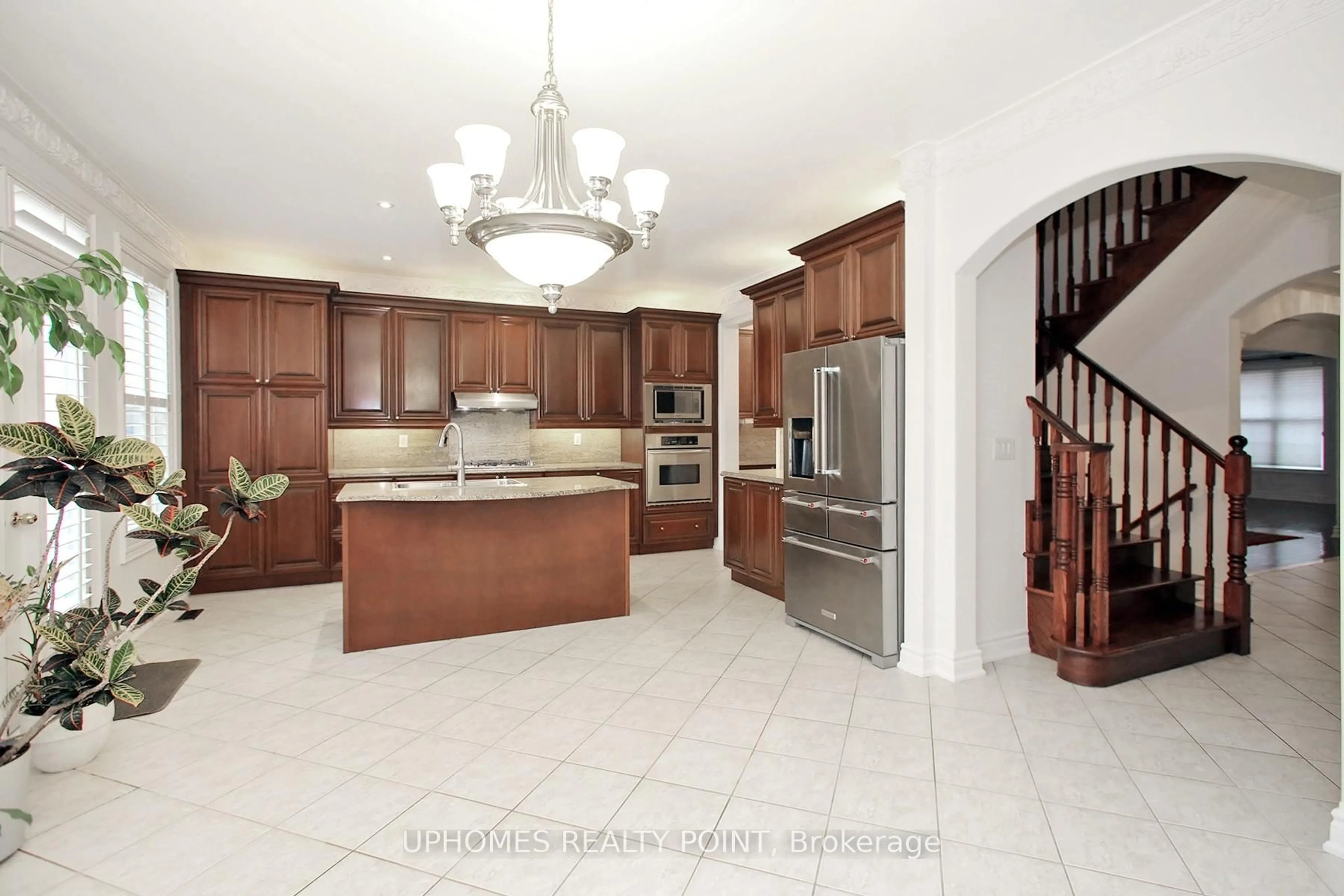 Open concept kitchen, ceramic/tile floor for 549 Renshaw Crt, Mississauga Ontario L5H 4L6