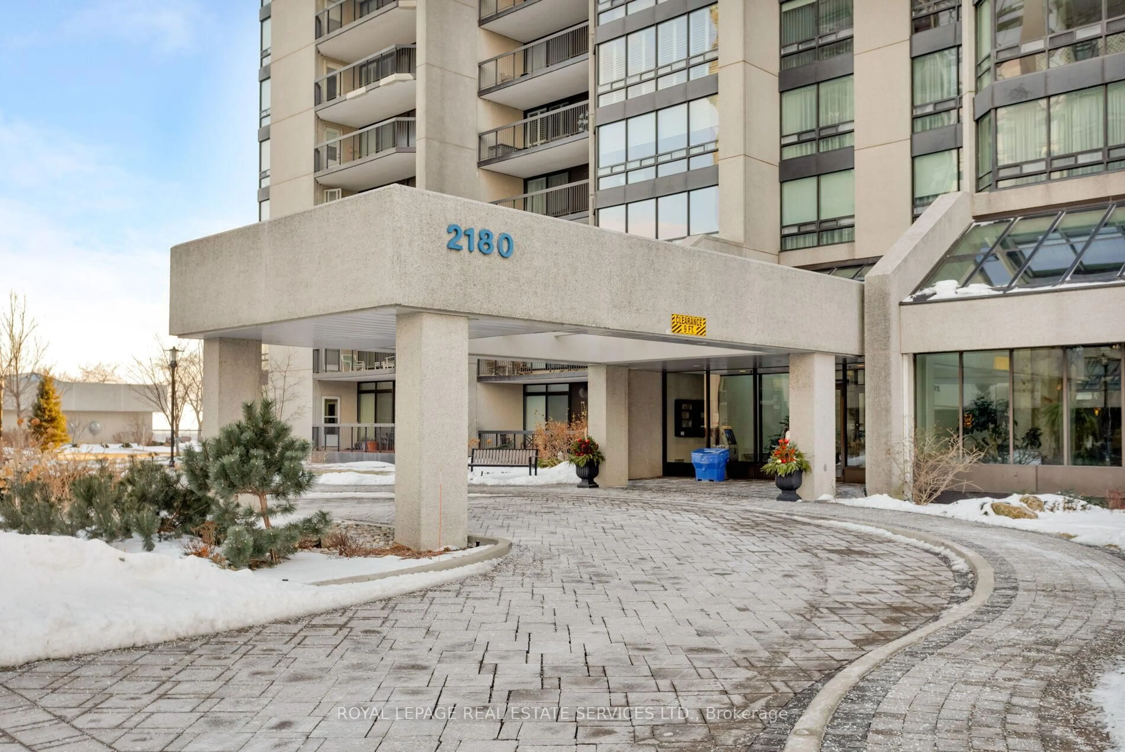 Indoor foyer for 2180 Marine Dr #1401, Oakville Ontario L6L 5V2