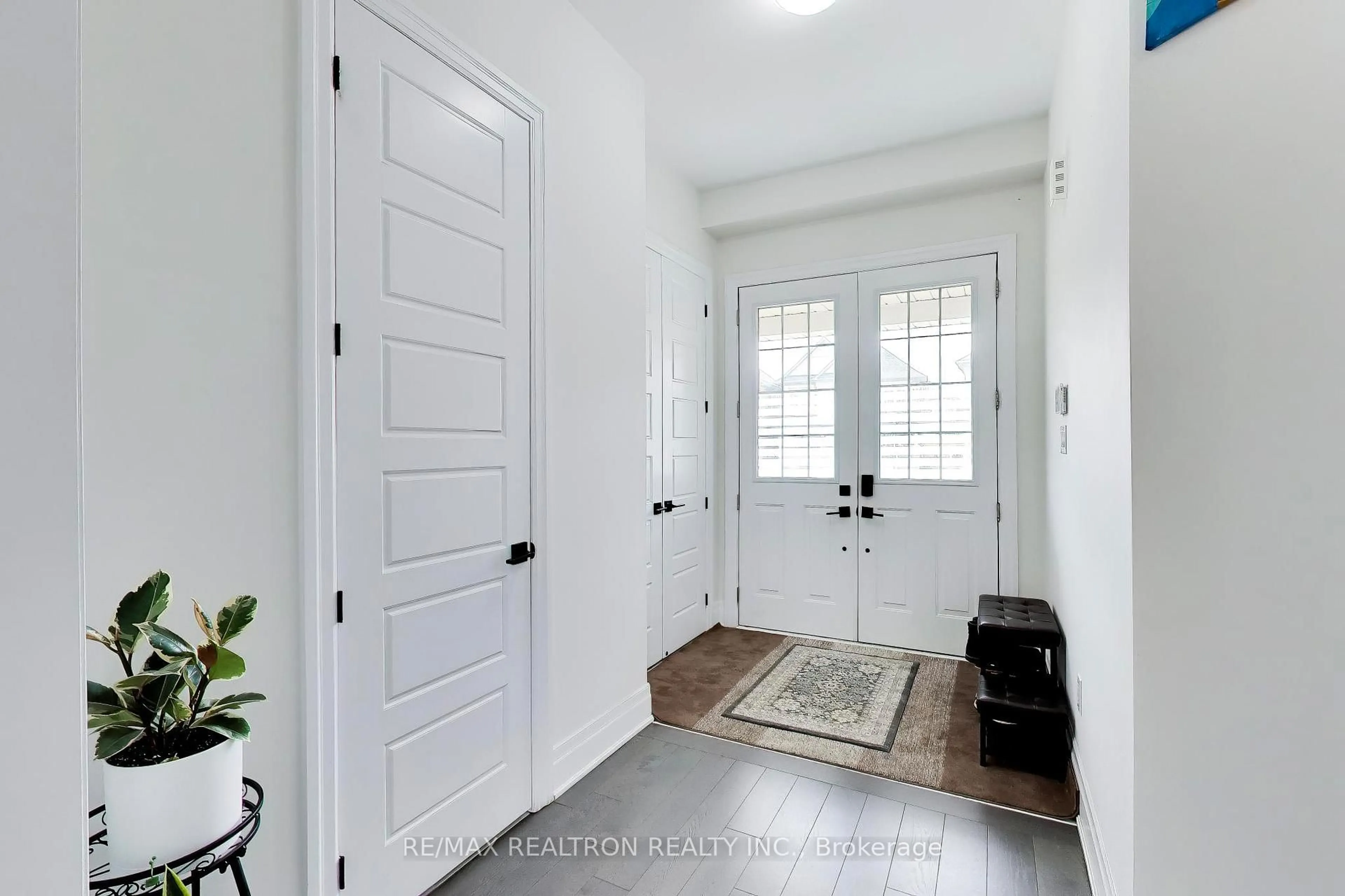 Indoor entryway for 5 rosewell Cres, Halton Hills Ontario L7G 0N3