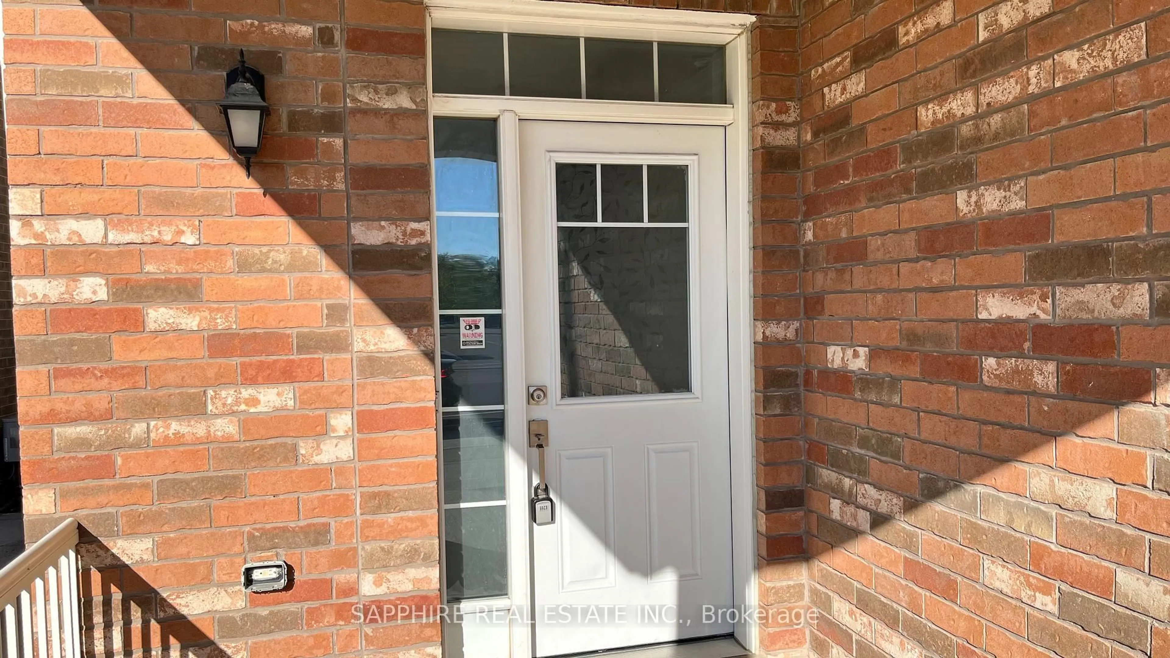 Indoor entryway for 325 Trudeau Dr, Milton Ontario L9T 8Y7