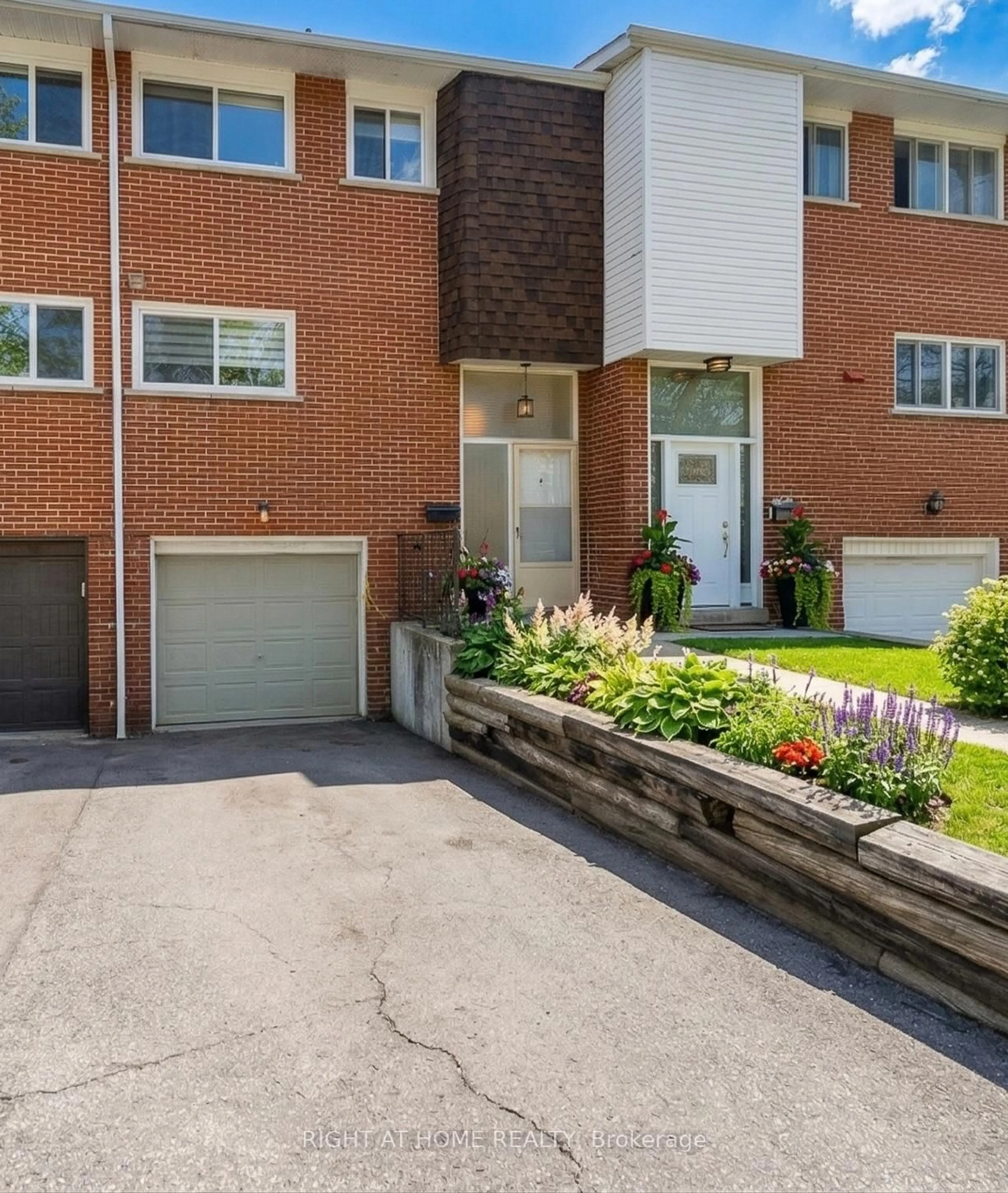 Home with brick exterior material, street for 5473 Schueller Cres, Burlington Ontario L7L 3T1