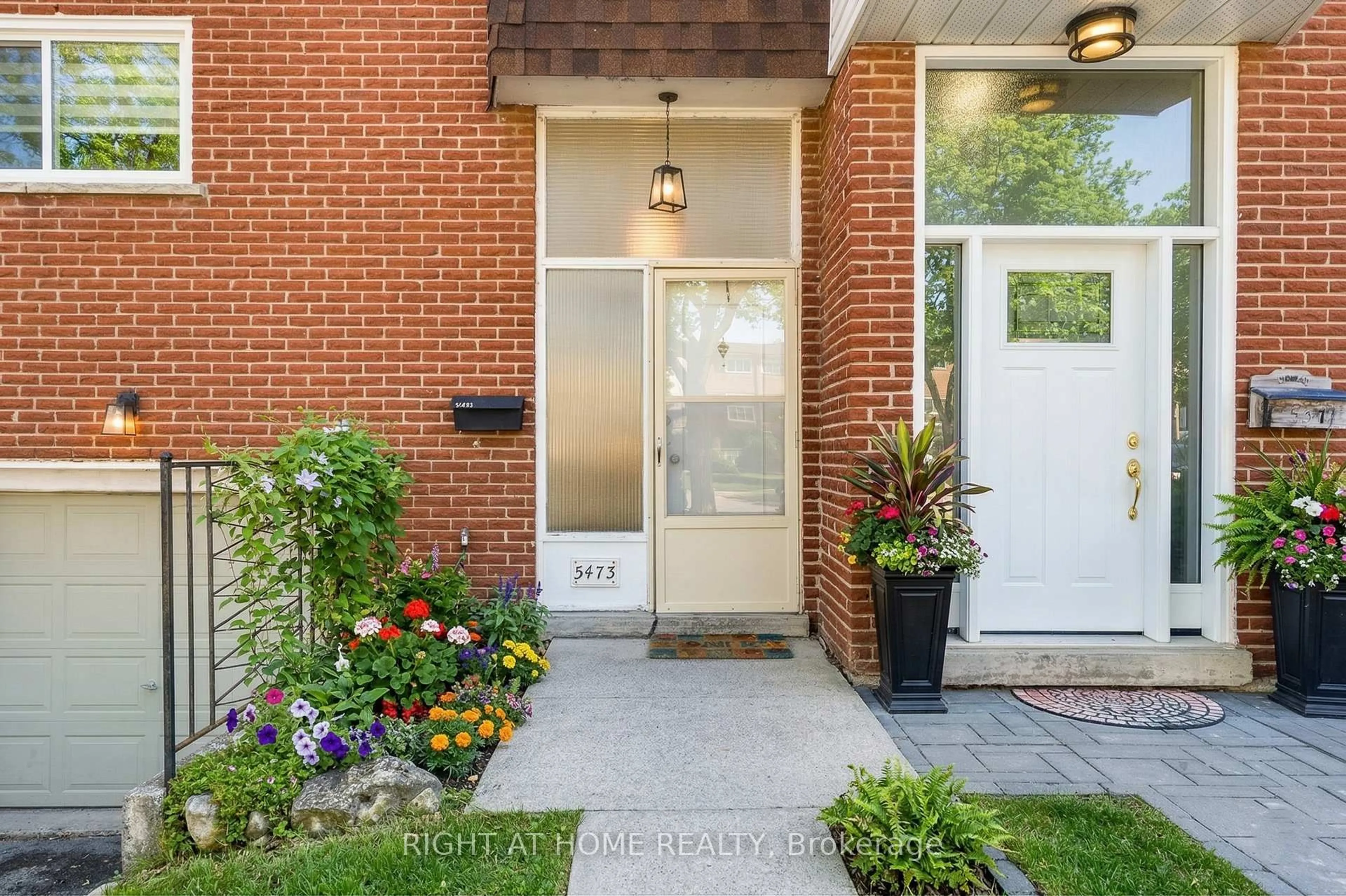 Indoor entryway for 5473 Schueller Cres, Burlington Ontario L7L 3T1