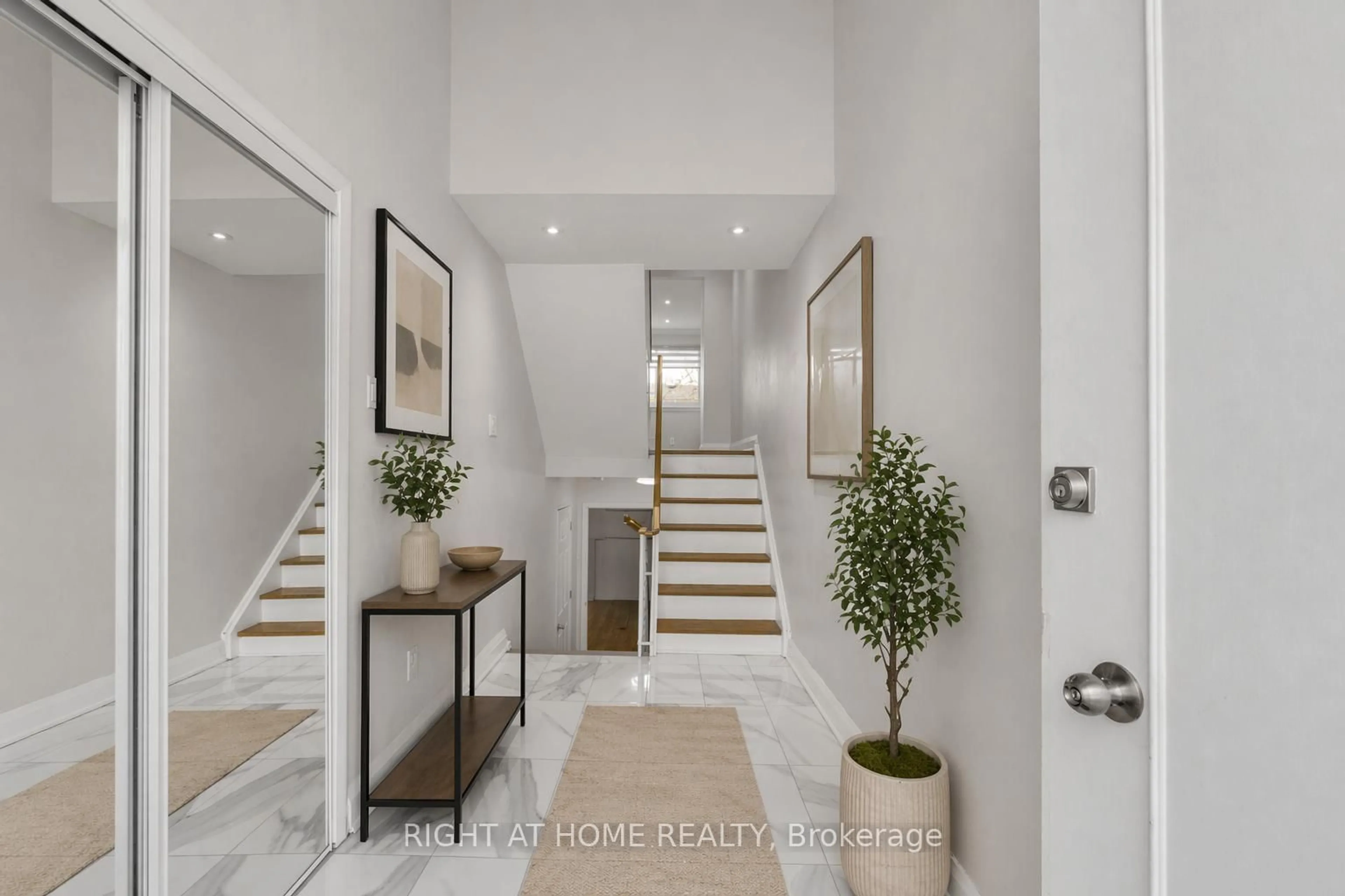 Indoor entryway for 5473 Schueller Cres, Burlington Ontario L7L 3T1