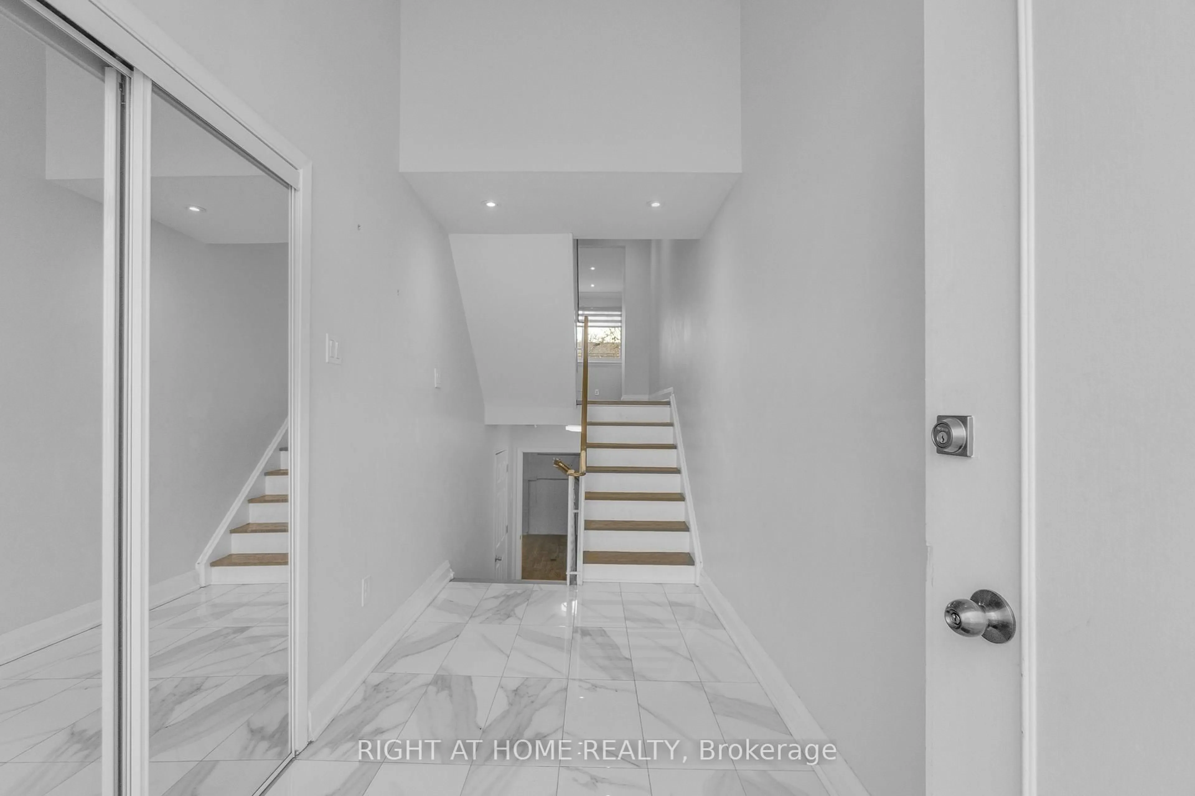 Stairs for 5473 Schueller Cres, Burlington Ontario L7L 3T1