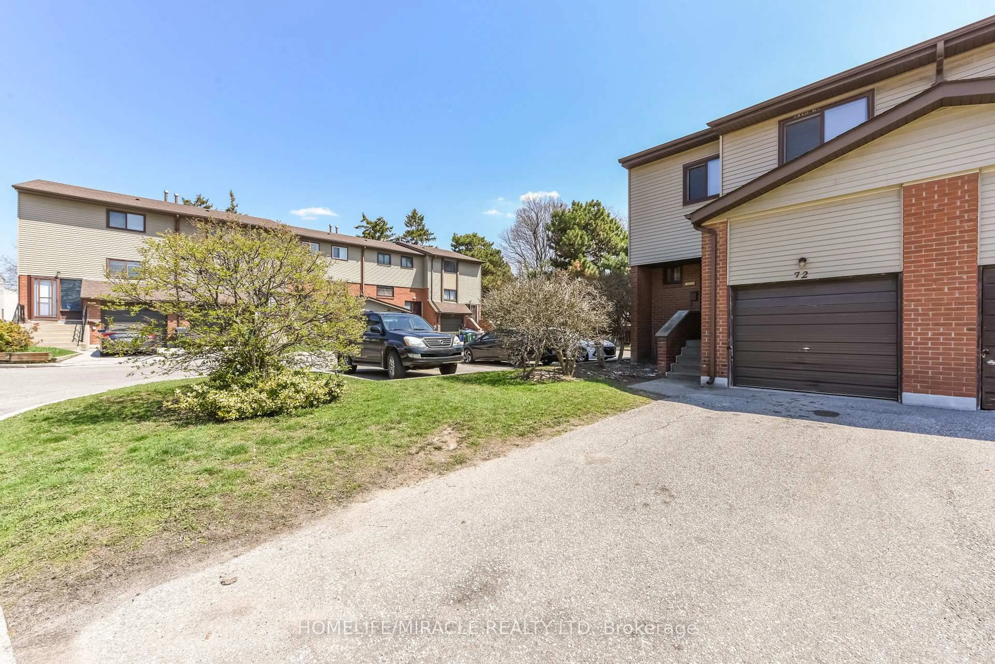 A pic from outside/outdoor area/front of a property/back of a property/a pic from drone, street for 72 Carleton Pl #72, Brampton Ontario L6T 3Z4