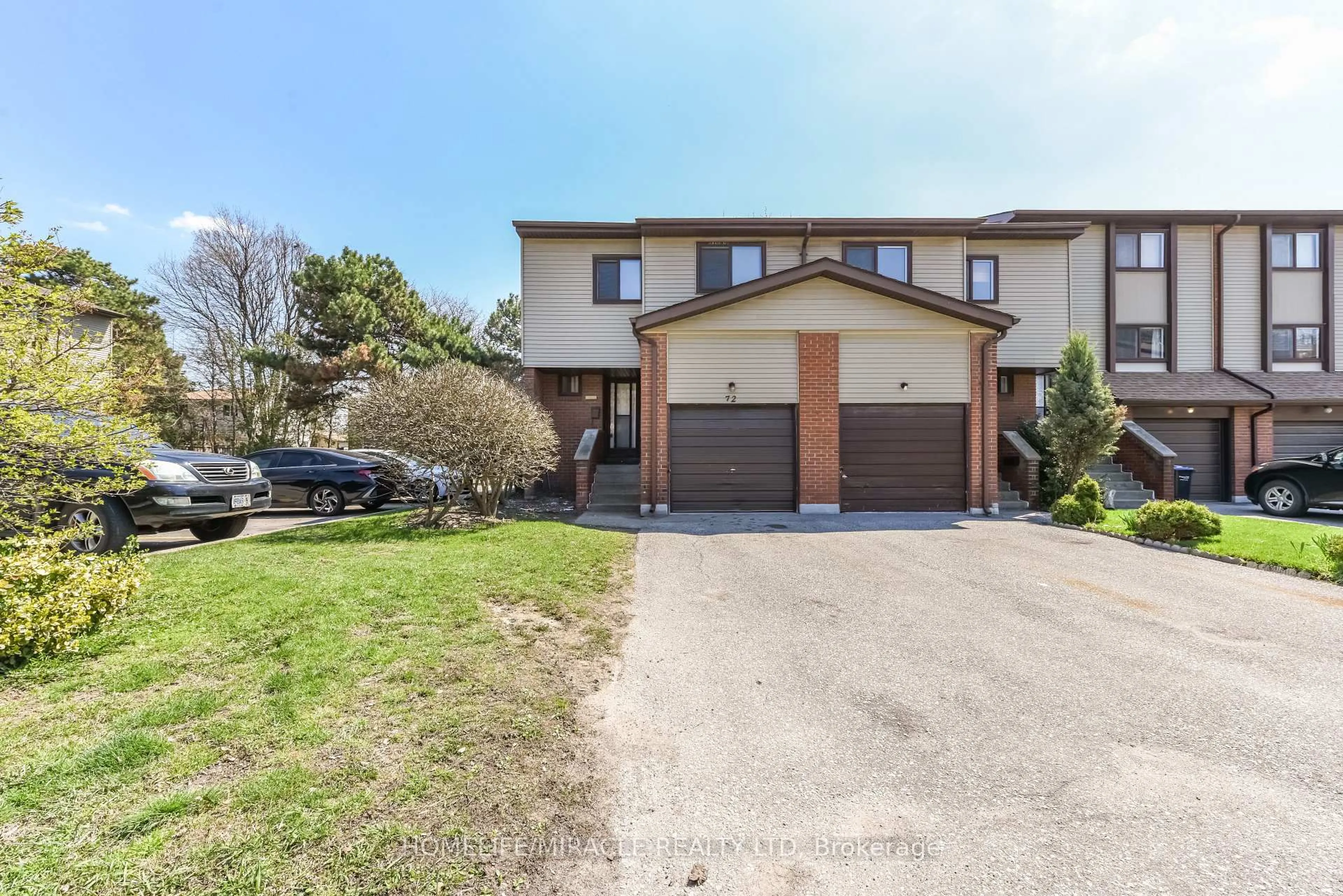 A pic from outside/outdoor area/front of a property/back of a property/a pic from drone, street for 72 Carleton Pl #72, Brampton Ontario L6T 3Z4