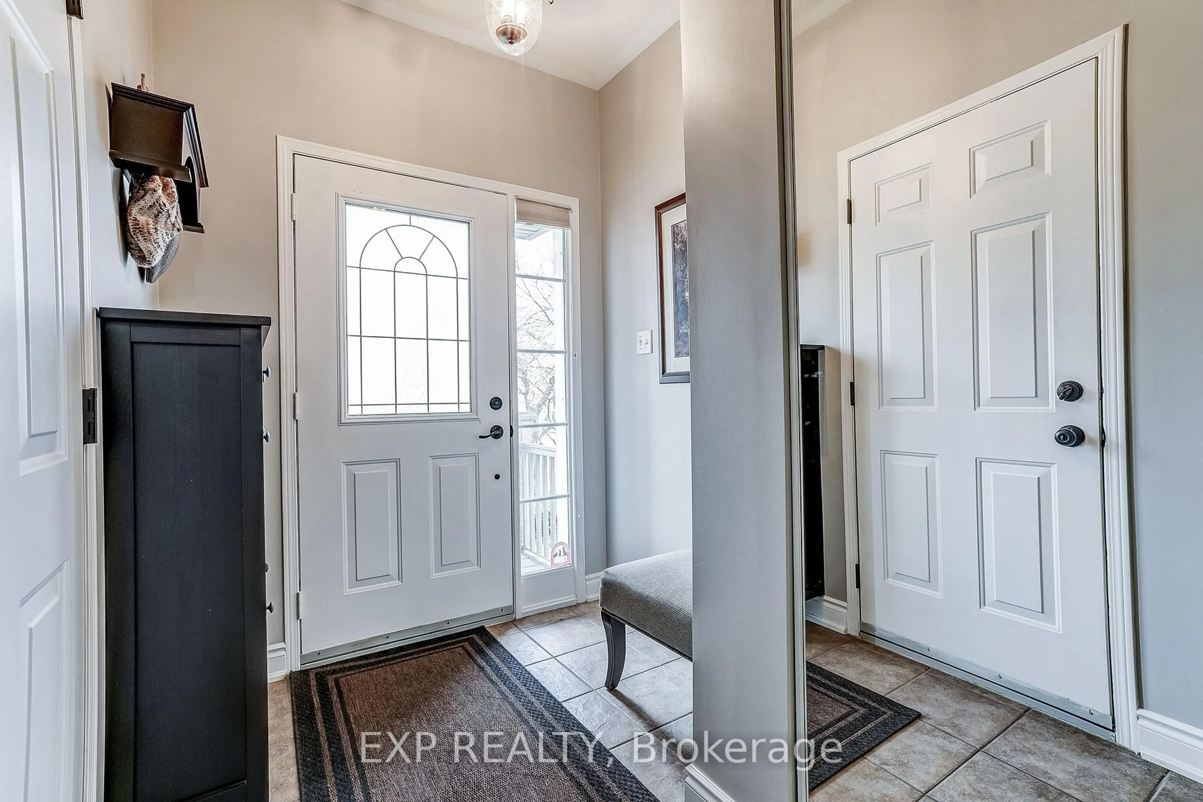 Indoor entryway for 3173 Malham Gate, Mississauga Ontario L5M 6K8