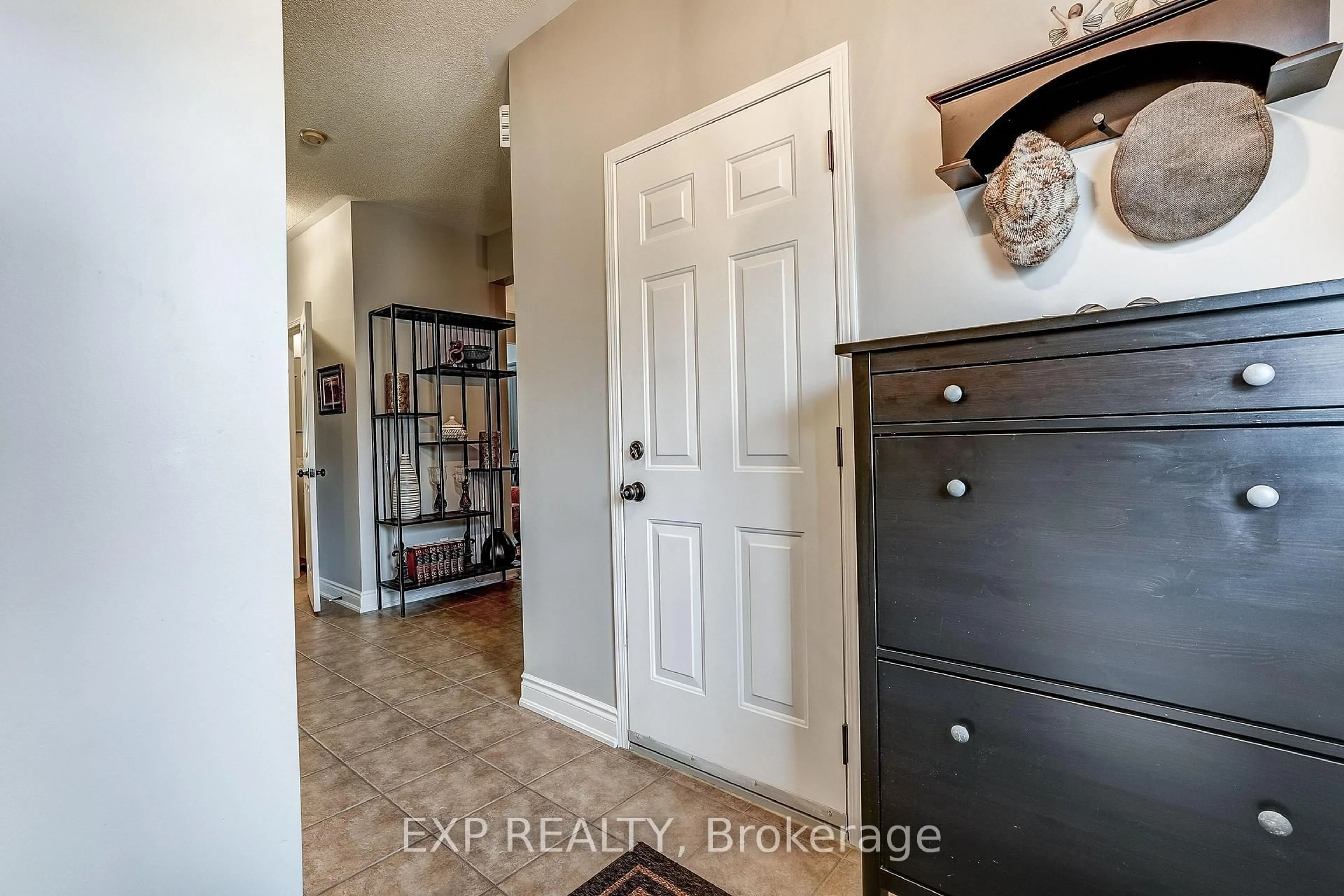 Indoor entryway for 3173 Malham Gate, Mississauga Ontario L5M 6K8