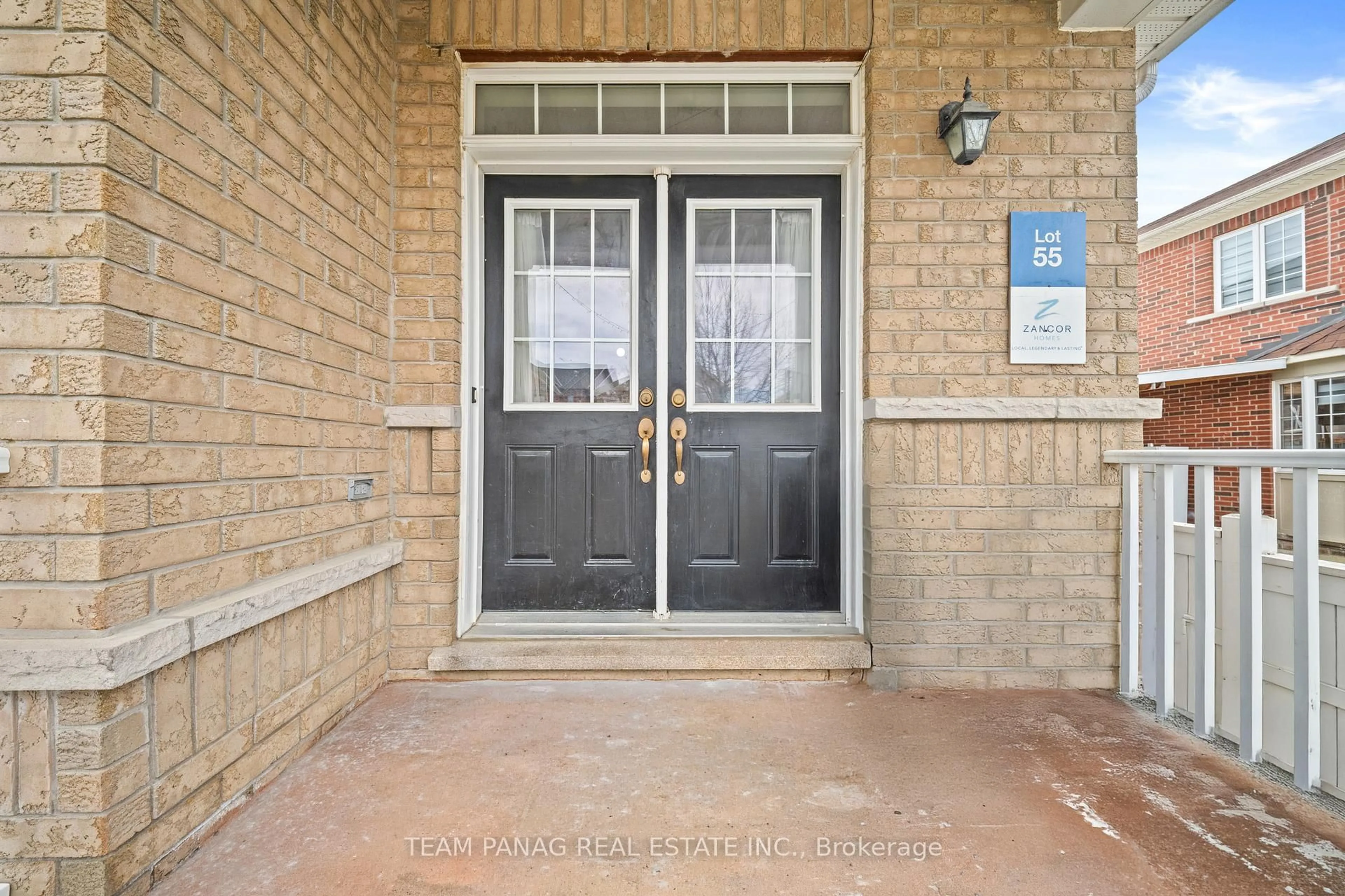 Indoor entryway for 22 Rainbrook Clse, Brampton Ontario L6R 0K6