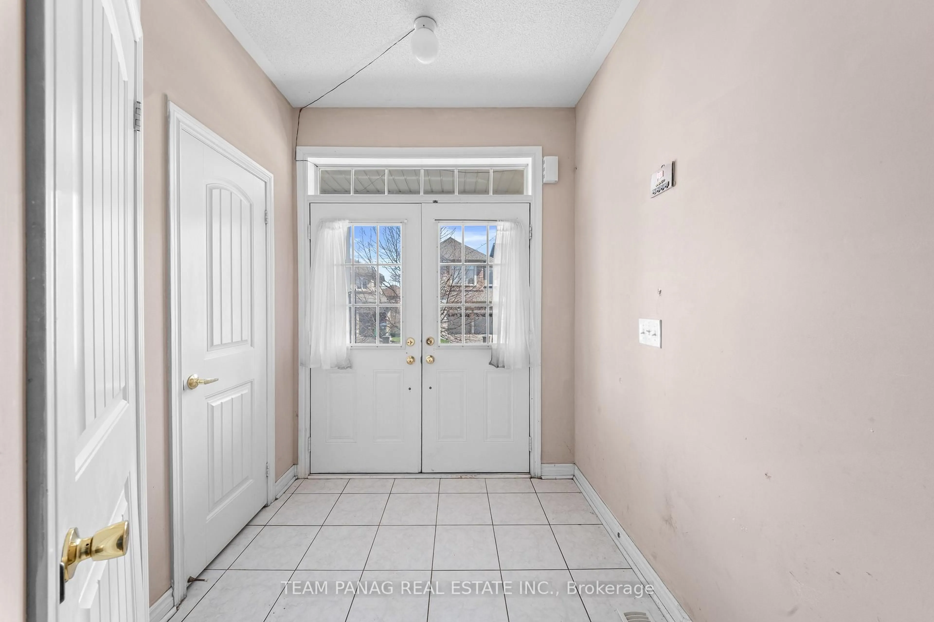 Indoor entryway for 22 Rainbrook Clse, Brampton Ontario L6R 0K6