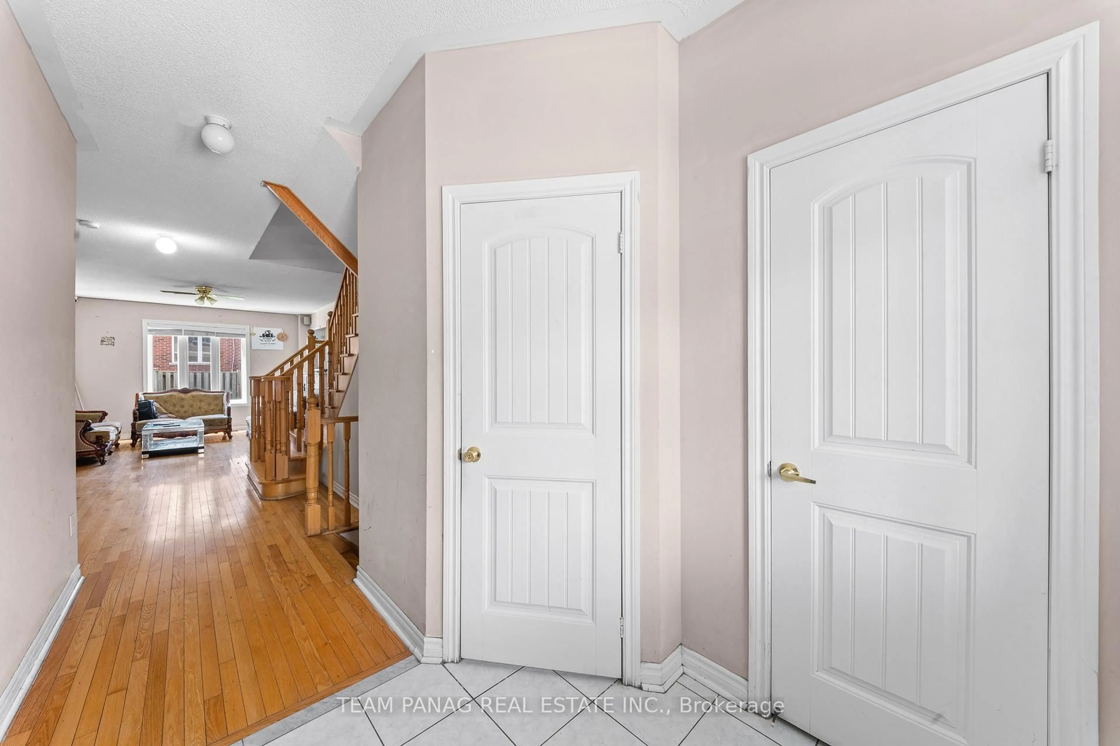Indoor foyer for 22 Rainbrook Clse, Brampton Ontario L6R 0K6