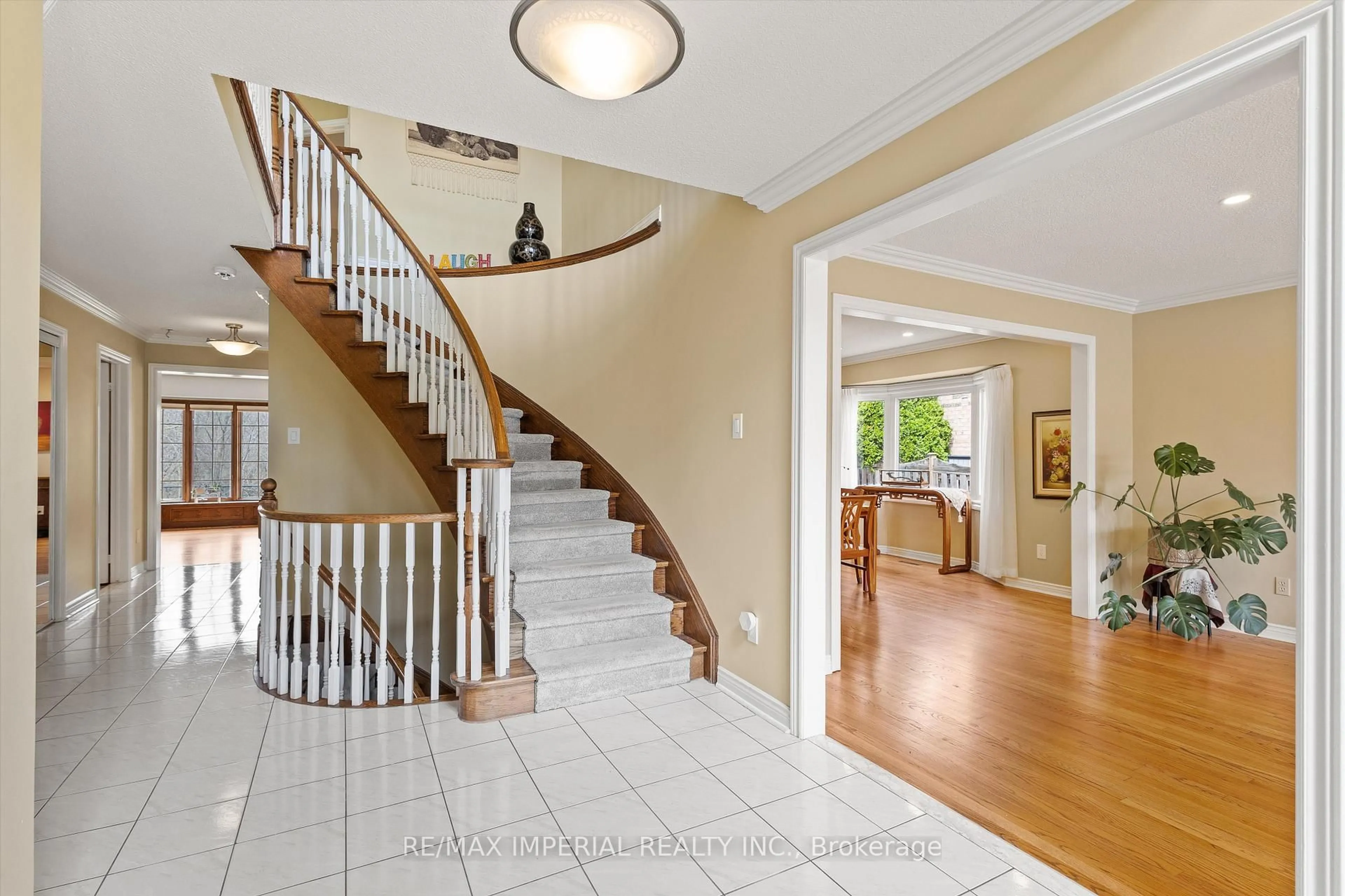 Indoor foyer for 2044 Schoolmaster Circ, Oakville Ontario L6M 3A1