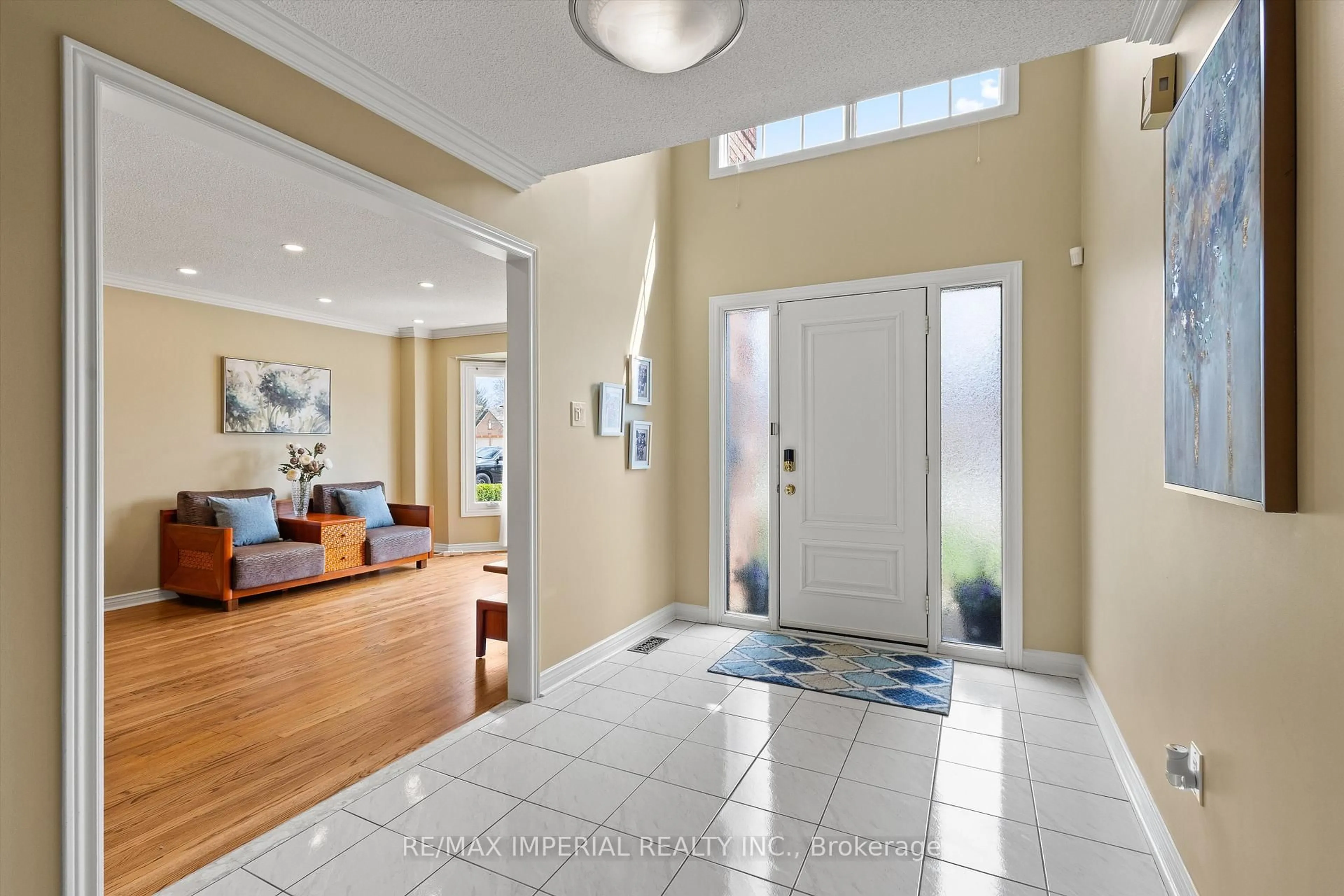 Indoor foyer for 2044 Schoolmaster Circ, Oakville Ontario L6M 3A1