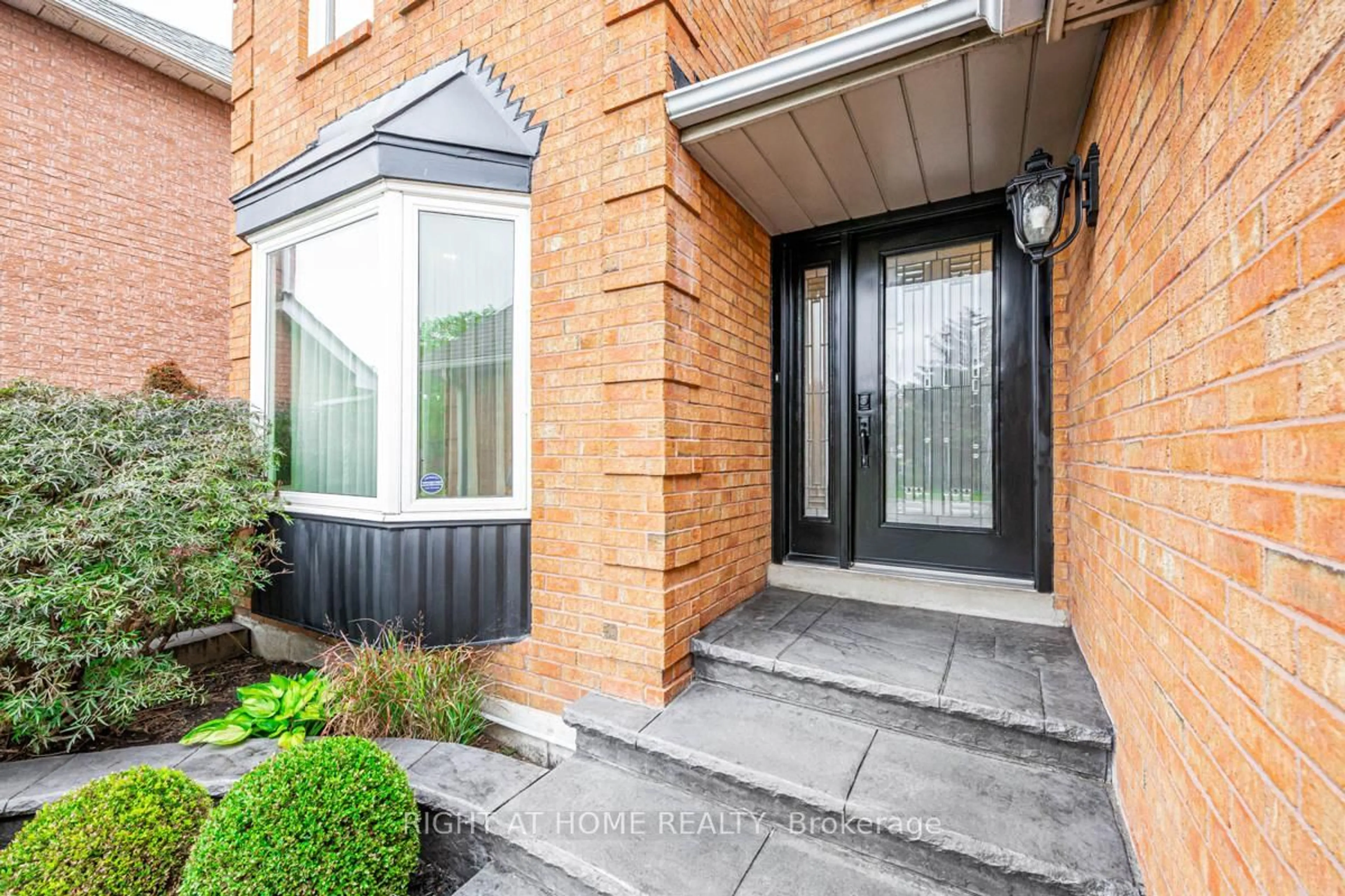 Indoor entryway for 3655 Loyalist Dr, Mississauga Ontario L5L 4T6