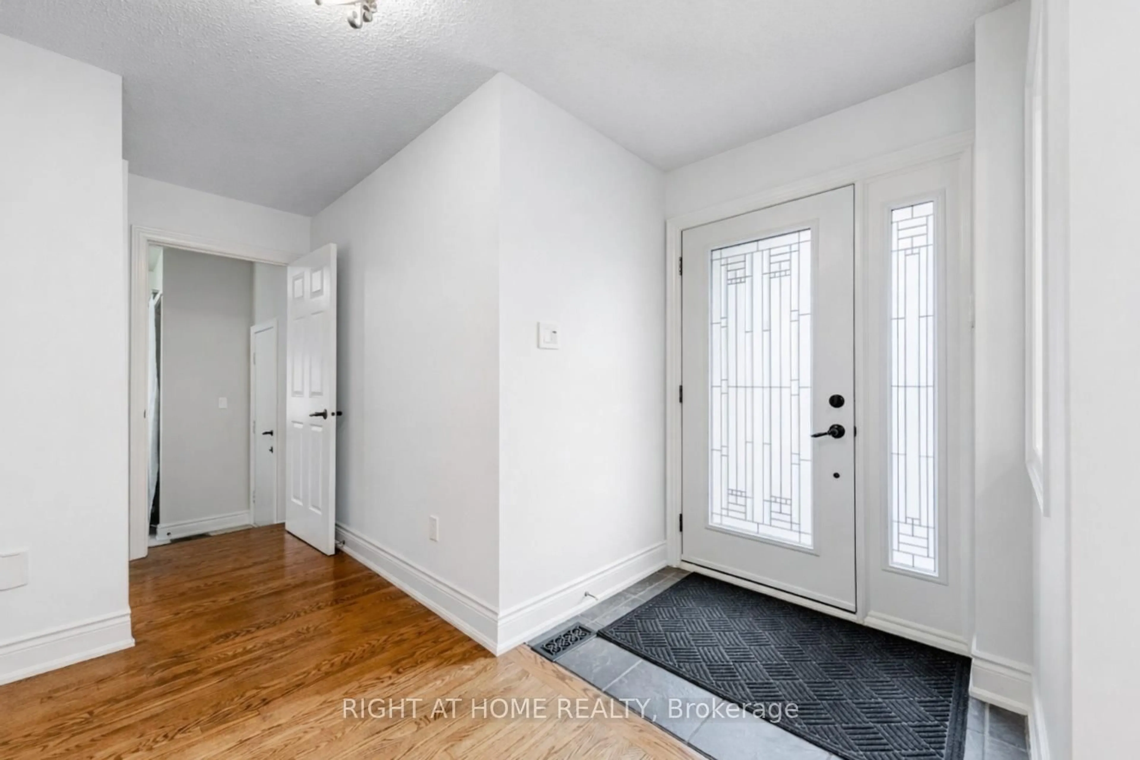 Indoor entryway for 3655 Loyalist Dr, Mississauga Ontario L5L 4T6