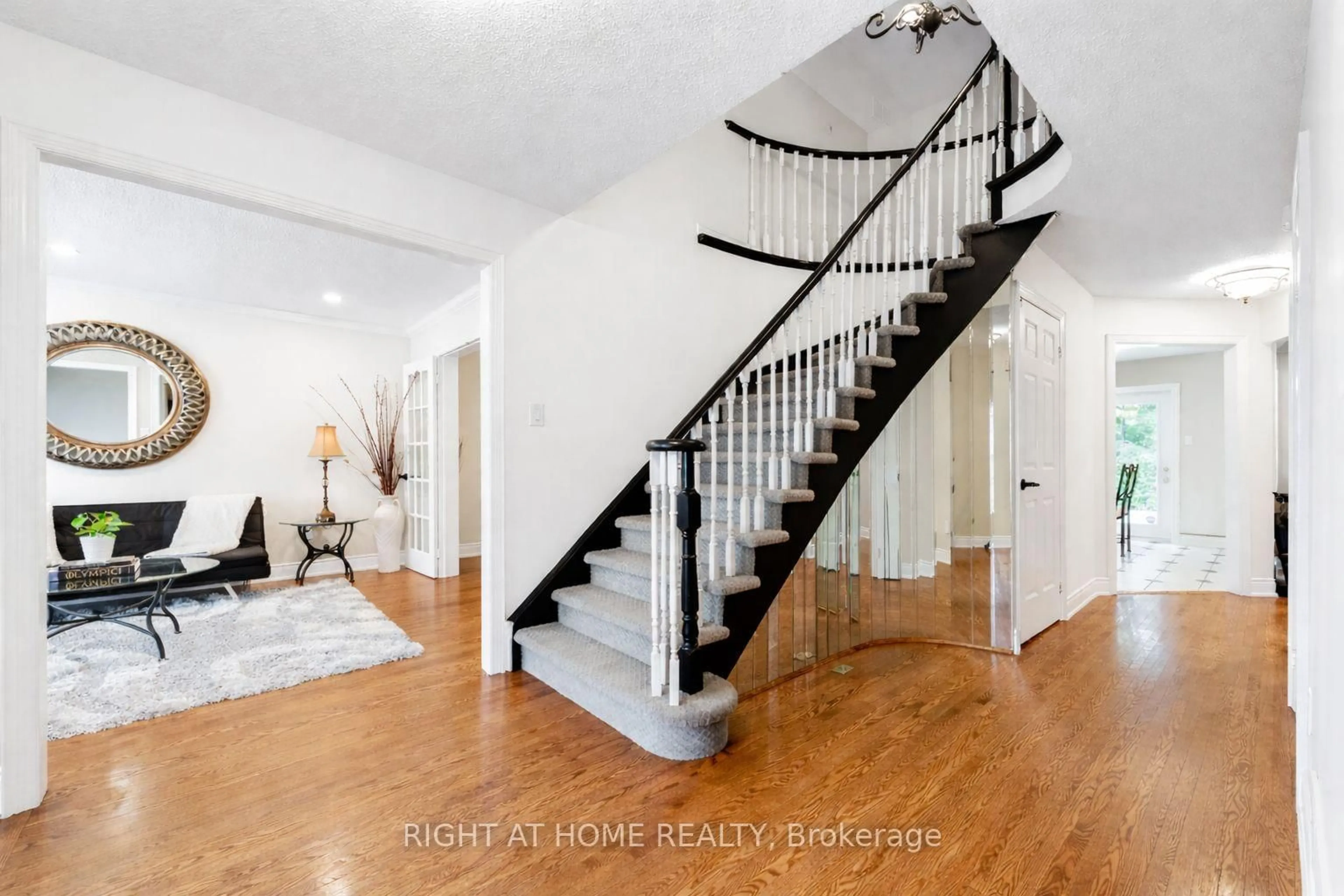 Indoor entryway for 3655 Loyalist Dr, Mississauga Ontario L5L 4T6