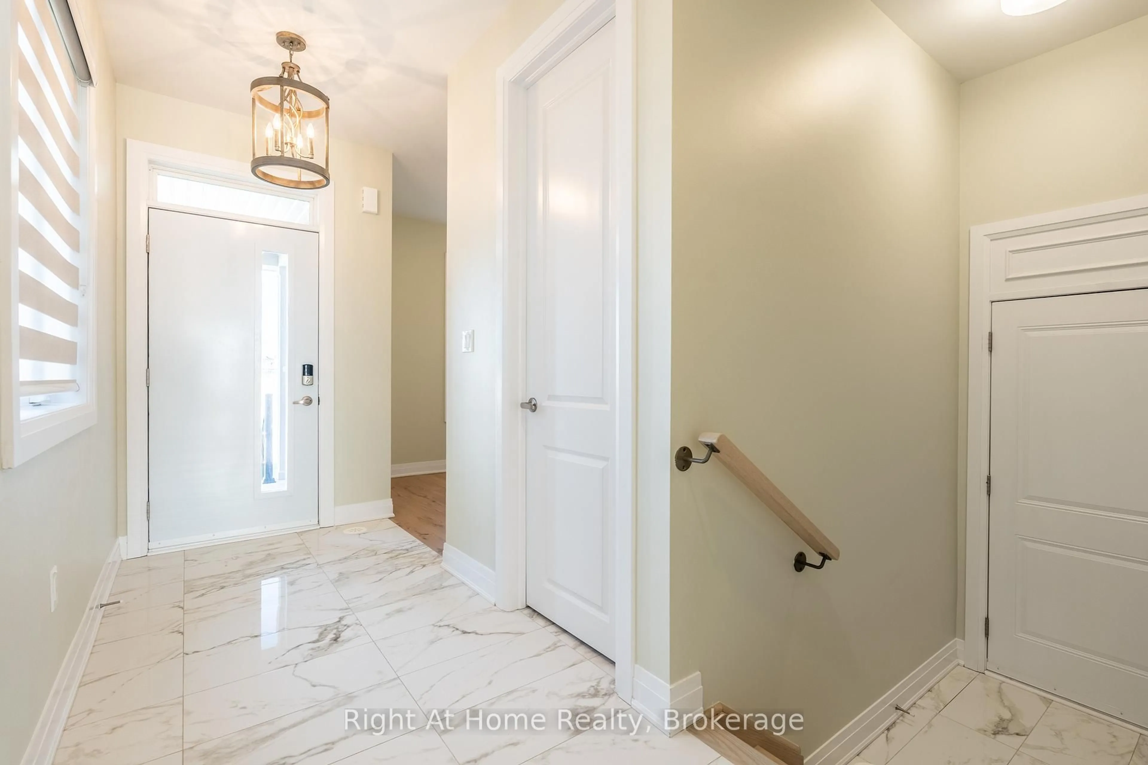 Indoor entryway for 80 Settlers Rd, Oakville Ontario L6H 0Y8