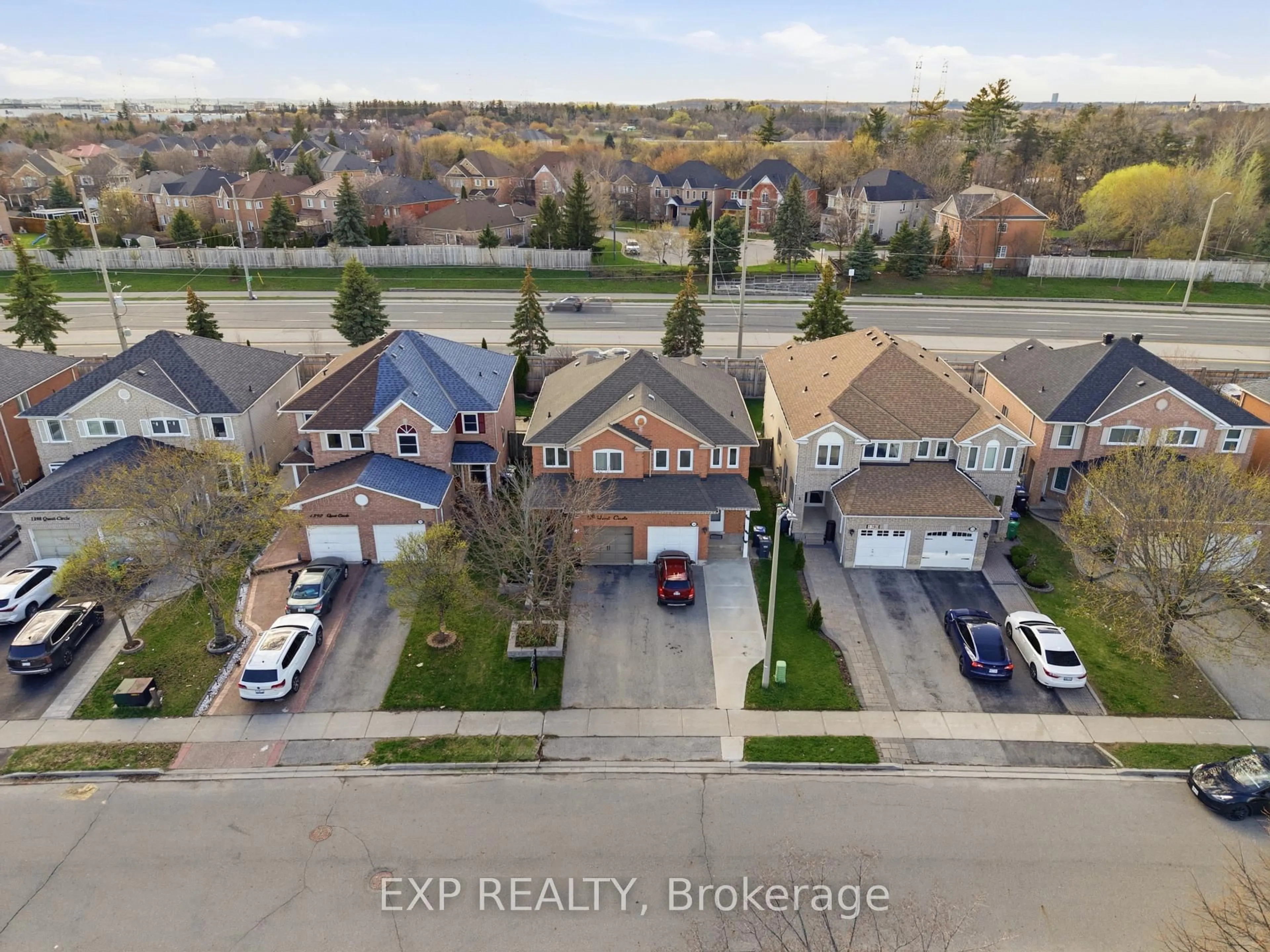 A pic from outside/outdoor area/front of a property/back of a property/a pic from drone, street for 1386 Quest Circ, Mississauga Ontario L5N 8B5