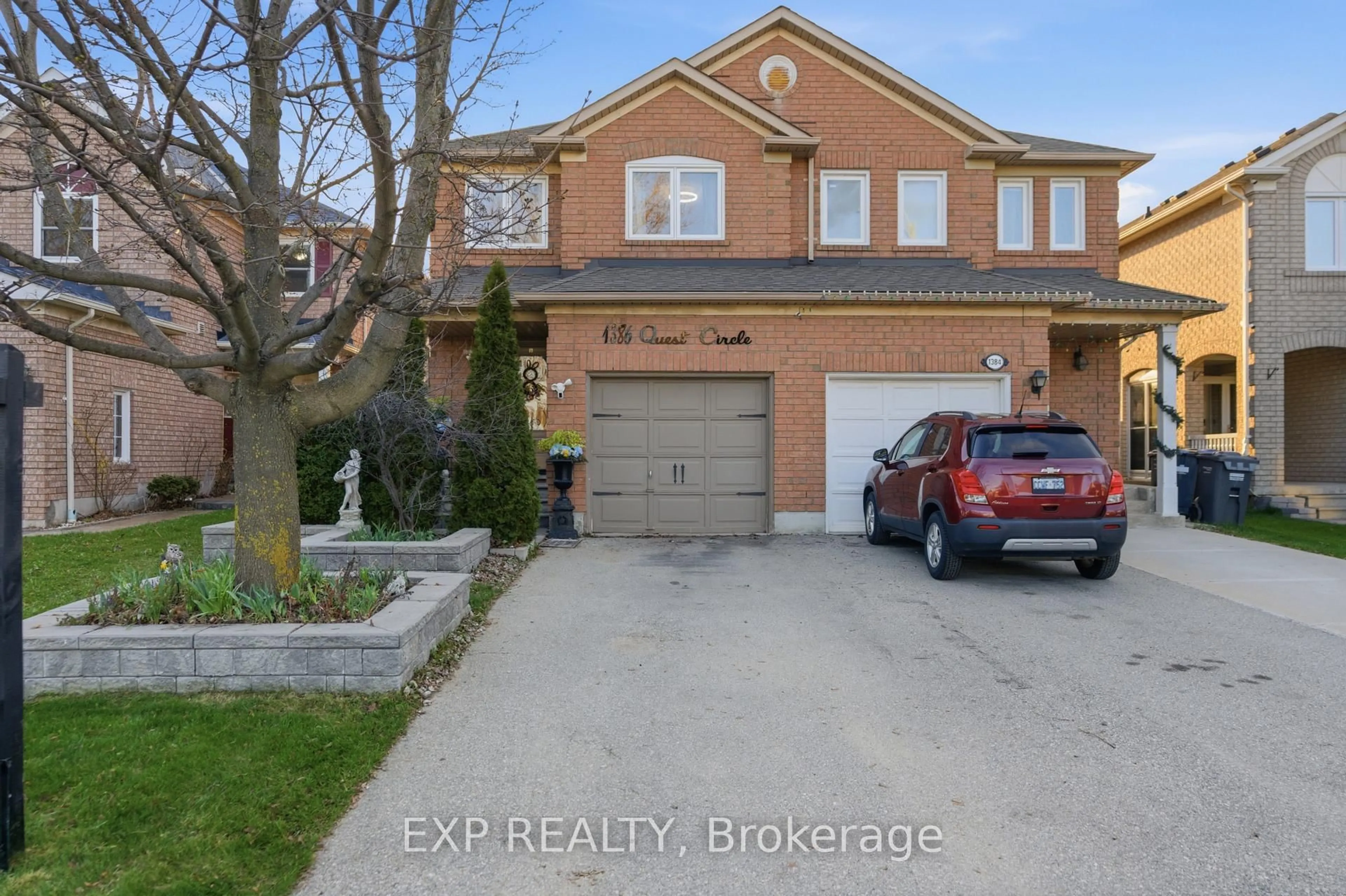 A pic from outside/outdoor area/front of a property/back of a property/a pic from drone, street for 1386 Quest Circ, Mississauga Ontario L5N 8B5